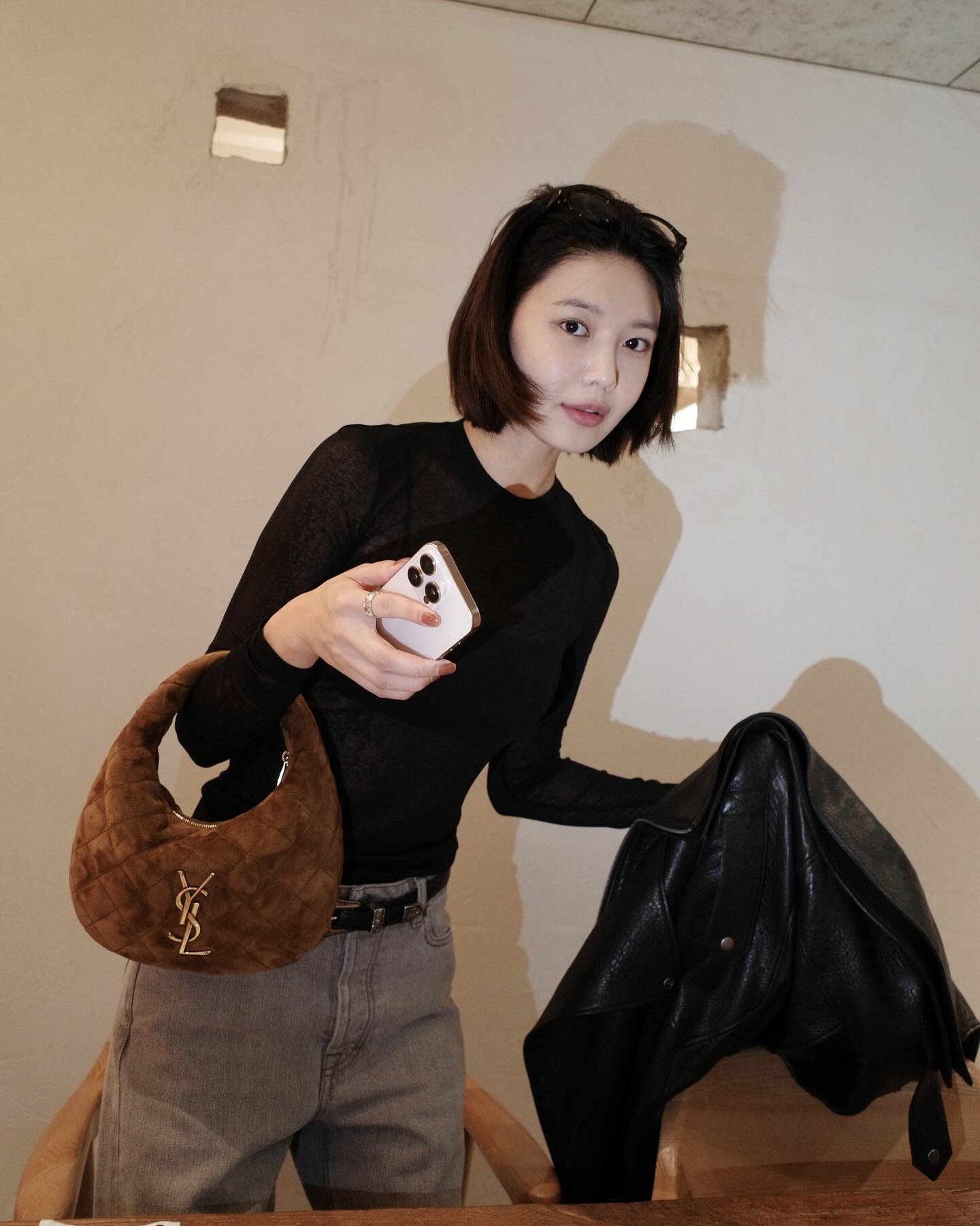 가을에 들기 좋은 스몰백 2가지🤎 작지만 존재감 확실한 스몰백으로 포인트 더하기👜✨  매일 들어도 예쁜 스몰백, 지금 소개해드릴게요.  1. 생로랑 퀼팅 스웨이드 이카리노, 300만 원대 스웨이드 소재에 다이아몬드 퀼팅 스티칭과 생로랑 로고 장식이 더해진 아이코닉한 미니 백입니다. 최수영은 니트와 가디건에 데님 팬츠를 매치해 캐주얼하면서도 세련된 데일리 무드를 완성했습니다.  2. 자크뮈스 스몰 오발로, 100만 원대 송아지 가죽 소재의 스몰 폴드 숄더백으로, 반달형 실루엣과 미니멀한 라인이 돋보이는 아이템입니다. 손연재는 아가일 니트에 플리츠 스커트를 매치해 단정하면서도 발랄한 데일리룩을 완성했습니다. 이미지