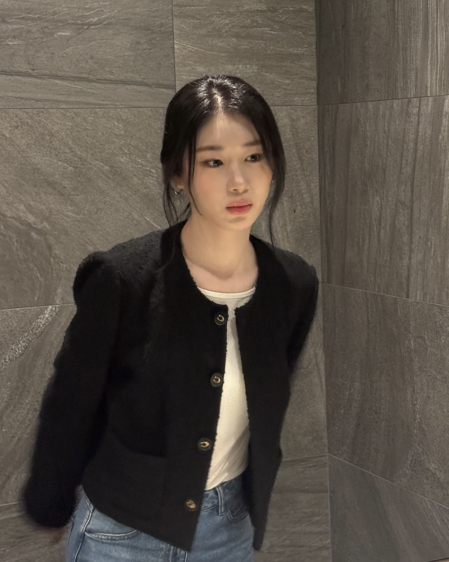 이번 주 하객룩은 이거만 참고하기💐
클래식한 트위드부터 크롭 재킷으로 세련된 하객룩 완성🦢🖤 이미지