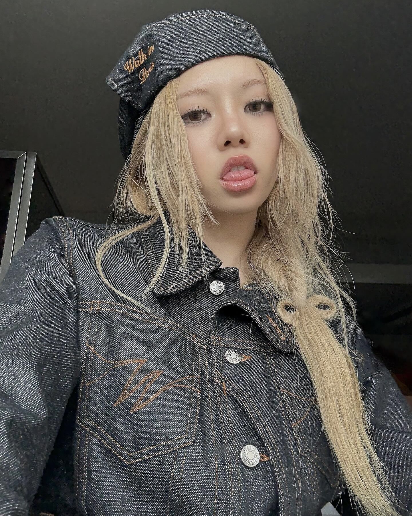 가을엔 뭐다? 역시 데님 자켓이지💫
아침저녁 쌀쌀해진 요즘🖤☁️ 데님 자켓 툭 걸쳐 가을룩 완성하자

가을 기본템, 데님 자켓 2가지를 모았습니다.

1. 미우미우 데님 블루종 재킷, 500만 원대
장원영이 착용한 크롭 자켓은 소매와 칼라 부분에 가죽 포인트와 워시드 디테일이 더해져 빈티지한 매력이 돋보이죠. 장원영은 데님 팬츠와 스트라이프 튜브탑을 매치해 캐주얼하면서도 청량한 룩을 완성했습니다.

2. 워크 인 파리스 라우 데님 포스트맨 재킷, 40만 원대
베일리가 착용한 자켓은 스트레이트 핏으로 메탈 버튼과 가슴 부분의 모노그램 디테일이 들어간 클래식한 아이템입니다. 베일리는 셋업으로 같은 컬러의 흑청 팬츠를 매치해 모던한 분위기를 완성했습니다. 이미지6