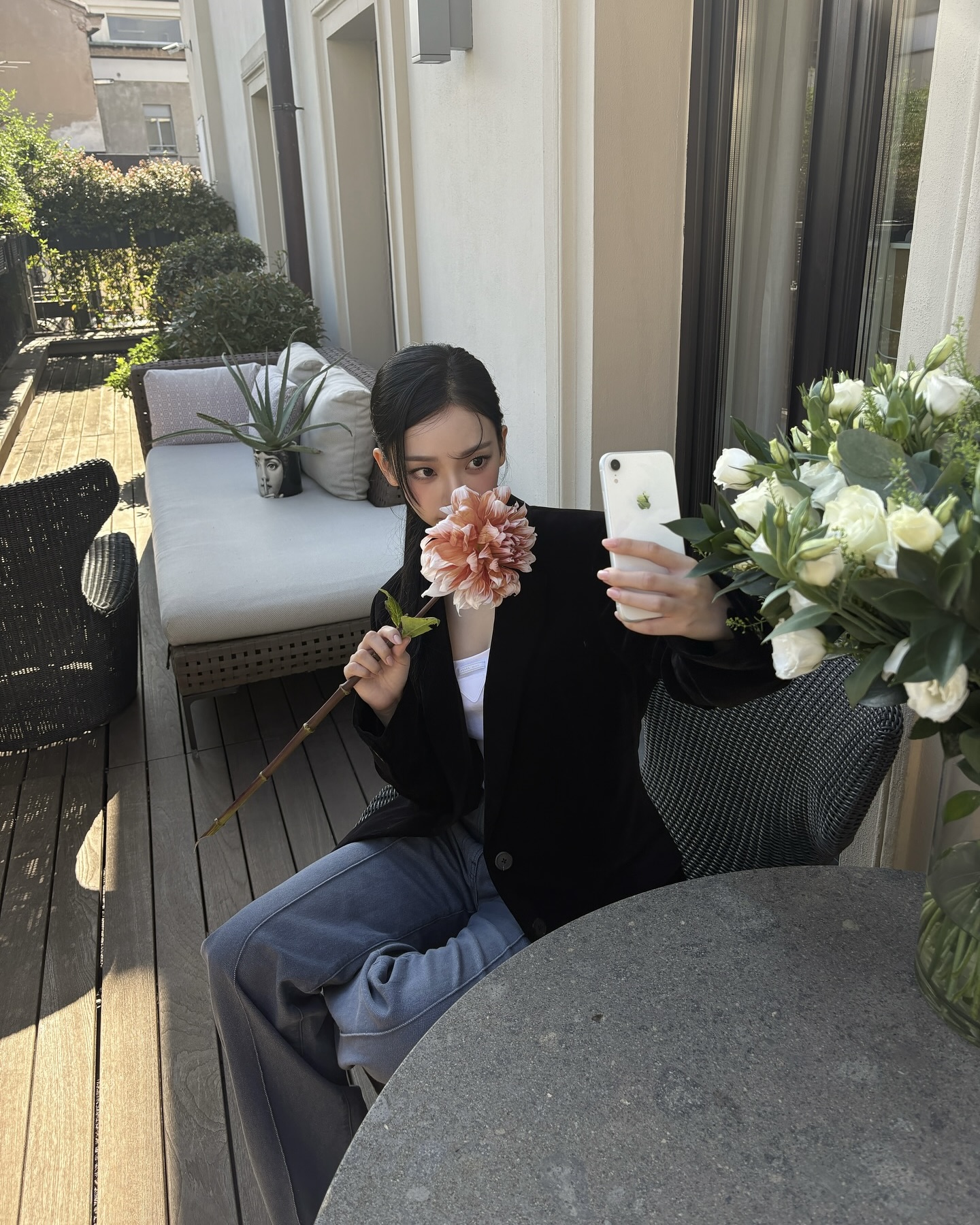 이번 주 하객룩은 이거만 참고하기💐
클래식한 트위드부터 크롭 재킷으로 세련된 하객룩 완성🦢🖤 이미지7