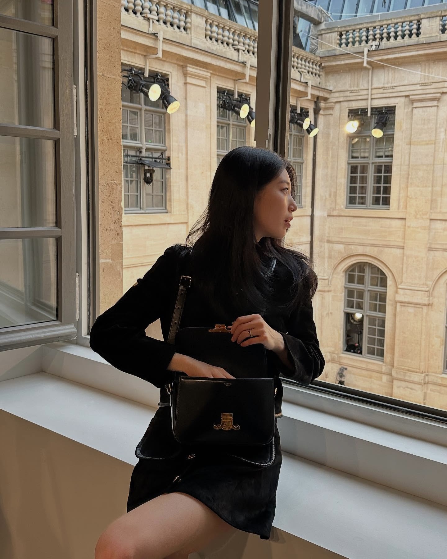 이번 주 하객룩은 이거만 참고하기💐
클래식한 트위드부터 크롭 재킷으로 세련된 하객룩 완성🦢🖤 이미지4