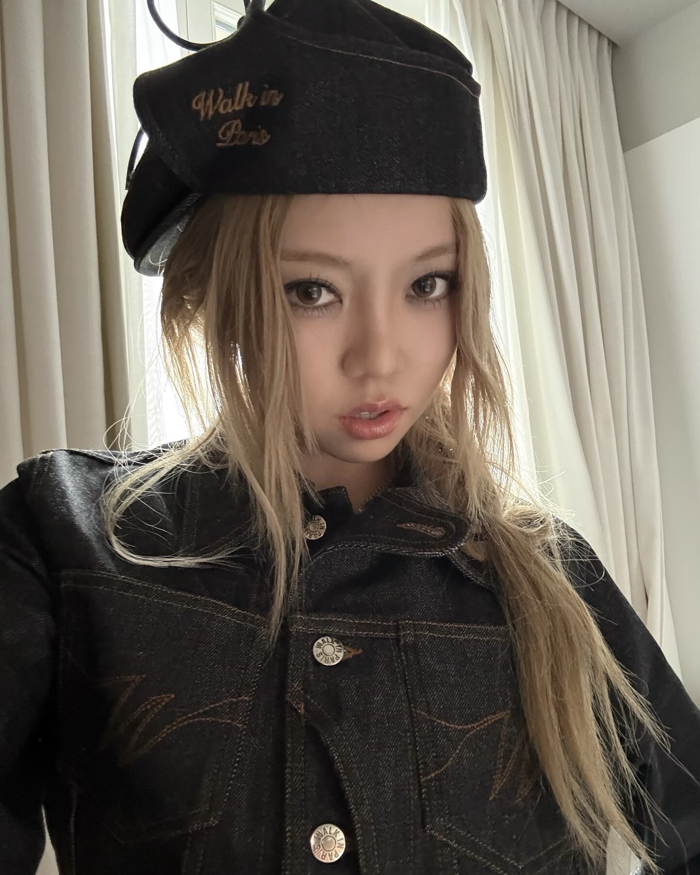 가을엔 뭐다? 역시 데님 자켓이지💫
아침저녁 쌀쌀해진 요즘🖤☁️ 데님 자켓 툭 걸쳐 가을룩 완성하자

가을 기본템, 데님 자켓 2가지를 모았습니다.

1. 미우미우 데님 블루종 재킷, 500만 원대
장원영이 착용한 크롭 자켓은 소매와 칼라 부분에 가죽 포인트와 워시드 디테일이 더해져 빈티지한 매력이 돋보이죠. 장원영은 데님 팬츠와 스트라이프 튜브탑을 매치해 캐주얼하면서도 청량한 룩을 완성했습니다.

2. 워크 인 파리스 라우 데님 포스트맨 재킷, 40만 원대
베일리가 착용한 자켓은 스트레이트 핏으로 메탈 버튼과 가슴 부분의 모노그램 디테일이 들어간 클래식한 아이템입니다. 베일리는 셋업으로 같은 컬러의 흑청 팬츠를 매치해 모던한 분위기를 완성했습니다. 이미지4