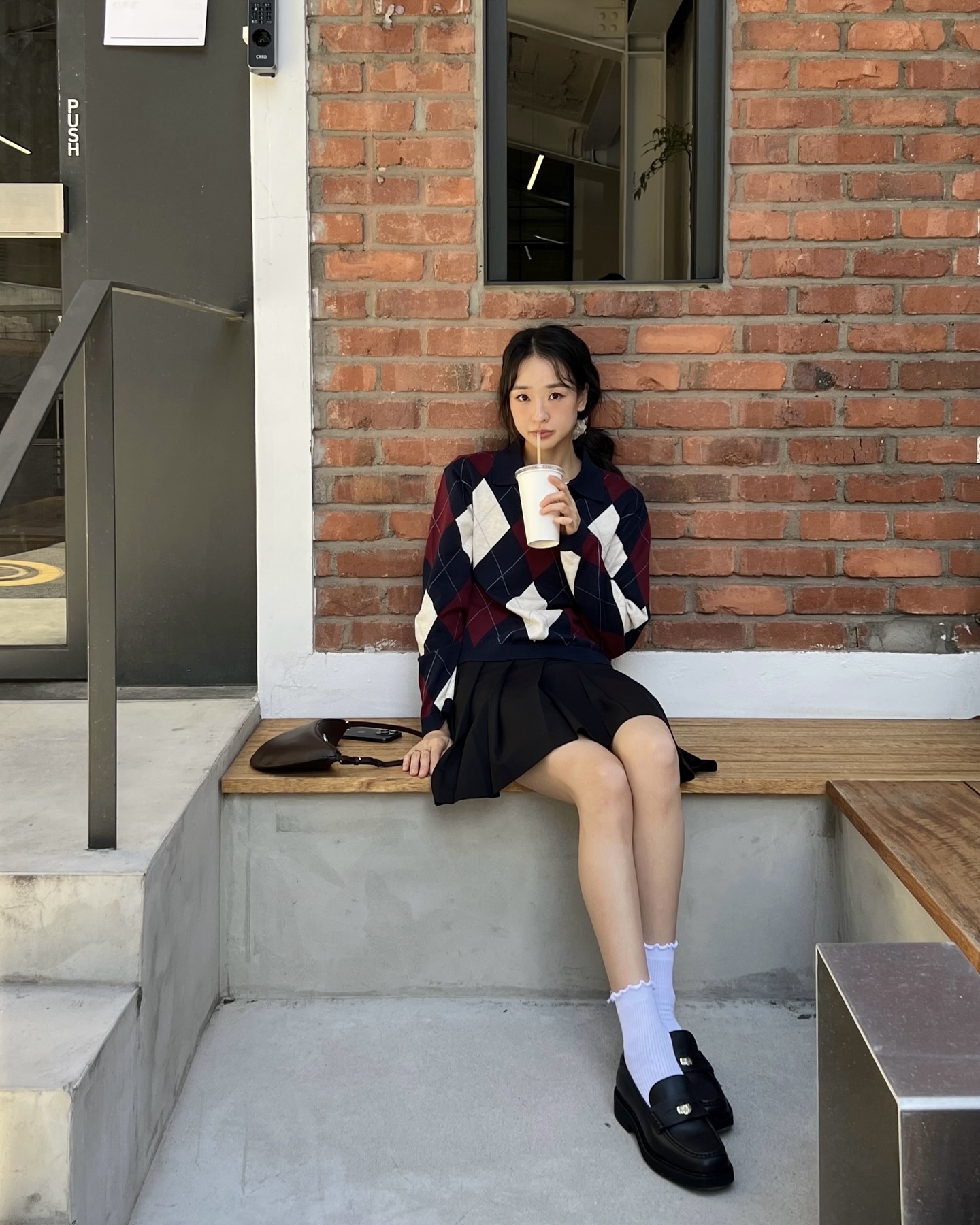 가을에 들기 좋은 스몰백 2가지🤎
작지만 존재감 확실한 스몰백으로 포인트 더하기👜✨
매일 들어도 예쁜 스몰백, 지금 소개해드릴게요.
1. 생로랑 퀼팅 스웨이드 이카리노, 300만 원대
스웨이드 소재에 다이아몬드 퀼팅 스티칭과 생로랑 로고 장식이 더해진 아이코닉한 미니 백입니다. 최수영은 니트와 가디건에 데님 팬츠를 매치해 캐주얼하면서도 세련된 데일리 무드를 완성했습니다.
2. 자크뮈스 스몰 오발로, 100만 원대
송아지 가죽 소재의 스몰 폴드 숄더백으로, 반달형 실루엣과 미니멀한 라인이 돋보이는 아이템입니다. 손연재는 아가일 니트에 플리츠 스커트를 매치해 단정하면서도 발랄한 데일리룩을 완성했습니다. 이미지5