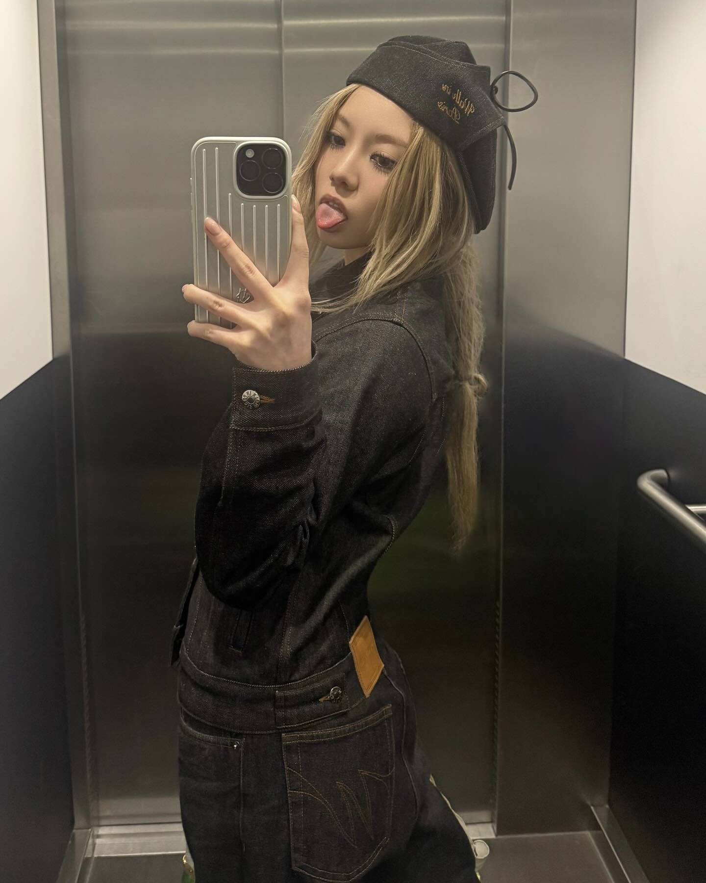 가을엔 뭐다? 역시 데님 자켓이지💫
아침저녁 쌀쌀해진 요즘🖤☁️ 데님 자켓 툭 걸쳐 가을룩 완성하자

가을 기본템, 데님 자켓 2가지를 모았습니다.

1. 미우미우 데님 블루종 재킷, 500만 원대
장원영이 착용한 크롭 자켓은 소매와 칼라 부분에 가죽 포인트와 워시드 디테일이 더해져 빈티지한 매력이 돋보이죠. 장원영은 데님 팬츠와 스트라이프 튜브탑을 매치해 캐주얼하면서도 청량한 룩을 완성했습니다.

2. 워크 인 파리스 라우 데님 포스트맨 재킷, 40만 원대
베일리가 착용한 자켓은 스트레이트 핏으로 메탈 버튼과 가슴 부분의 모노그램 디테일이 들어간 클래식한 아이템입니다. 베일리는 셋업으로 같은 컬러의 흑청 팬츠를 매치해 모던한 분위기를 완성했습니다. 이미지5