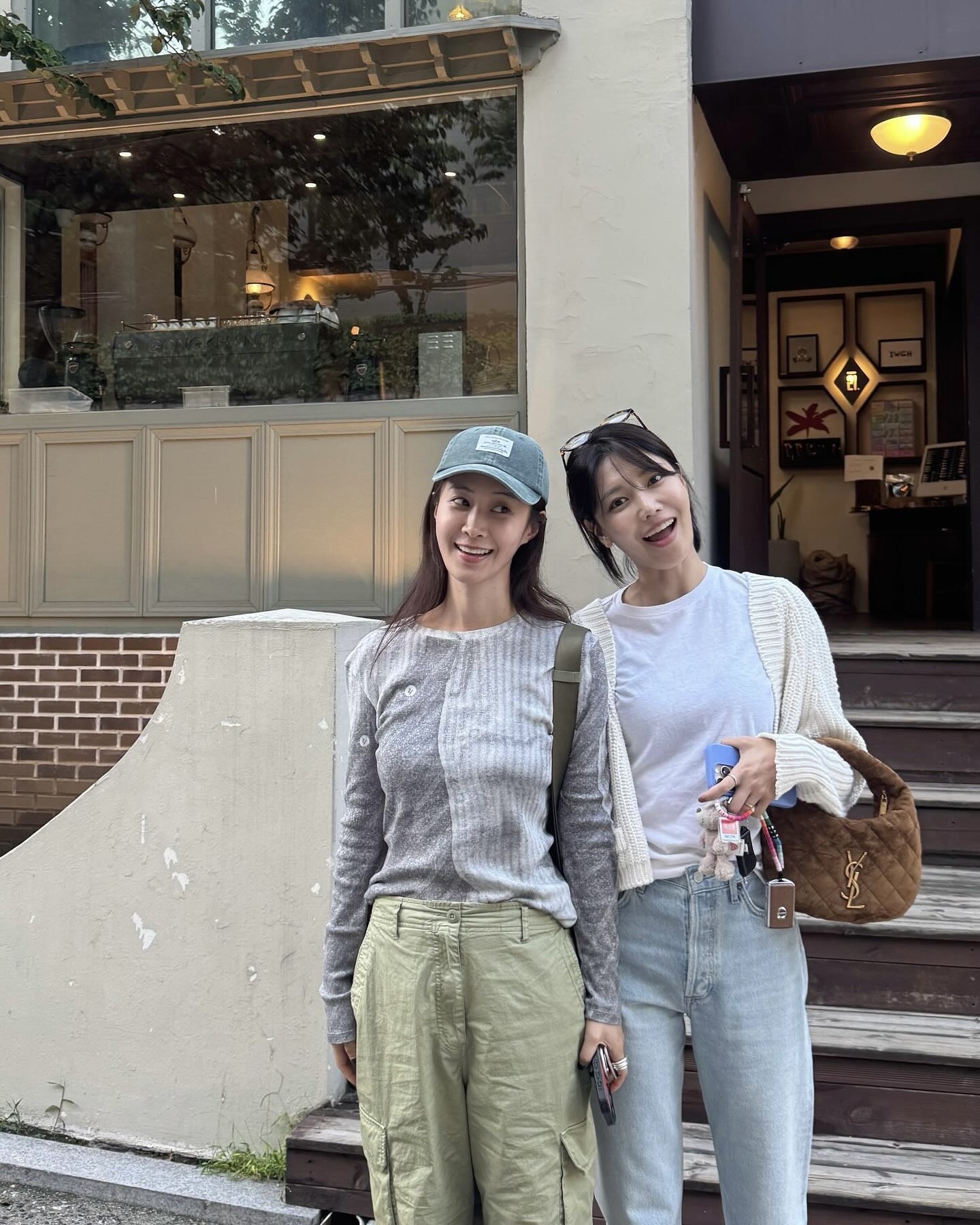 가을에 들기 좋은 스몰백 2가지🤎
작지만 존재감 확실한 스몰백으로 포인트 더하기👜✨
매일 들어도 예쁜 스몰백, 지금 소개해드릴게요.
1. 생로랑 퀼팅 스웨이드 이카리노, 300만 원대
스웨이드 소재에 다이아몬드 퀼팅 스티칭과 생로랑 로고 장식이 더해진 아이코닉한 미니 백입니다. 최수영은 니트와 가디건에 데님 팬츠를 매치해 캐주얼하면서도 세련된 데일리 무드를 완성했습니다.
2. 자크뮈스 스몰 오발로, 100만 원대
송아지 가죽 소재의 스몰 폴드 숄더백으로, 반달형 실루엣과 미니멀한 라인이 돋보이는 아이템입니다. 손연재는 아가일 니트에 플리츠 스커트를 매치해 단정하면서도 발랄한 데일리룩을 완성했습니다. 이미지2