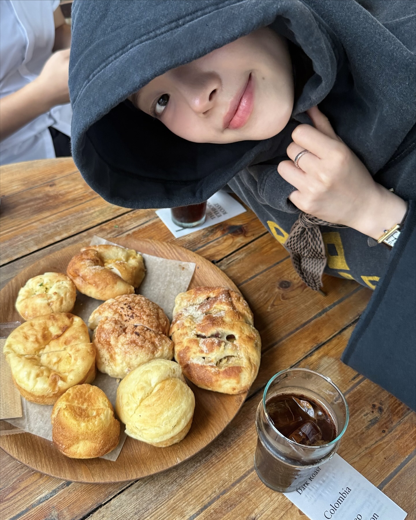 10월은 후드티의 계절🤎
한 번 보면 따라 입고 싶은 후드티 2가지🔎✨

가을에 입기 좋은 후드티 2가지, 지금 소개해드릴게요. 

1. 캐피탈 데빌 후디, 50만 원대
카리나가 착용한 아이템은 빈티지한 워싱감이 돋보이는 크롭 후디입니다. 컷오프된 소매단과 전면의 ‘Talkin’ Blues’ 프린트가 포인트인데요. 티셔츠를 레이어드하고 까르띠에 시계와 선글라스를 매치해 내추럴한 데일리룩을 완성했습니다.

2. 앙팡 리쉬 데프리메 클래식 로고 후디, 200만 원대
영서가 착용한 아이템은 빈티지한 텍스처가 돋보이는 후디입니다. 여유 있는 실루엣에 레드 로고가 포인트를 더해주는데요. 체크 미니스커트와 비니를 매치해 스트릿한 데일리룩을 완성했습니다. 이미지4