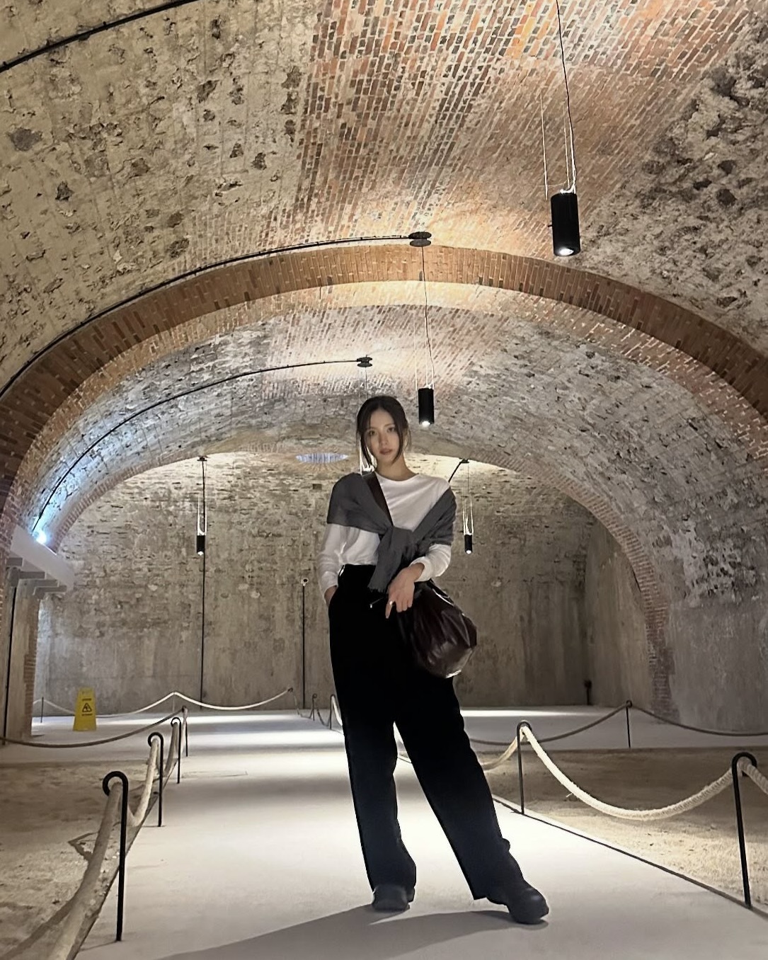 가을 분위기 풀 장착한 르메르 백✨ 밋밋한 룩도 세련되게 만들어주는 크로아상 백💡👜준비하자  데일리로 들기 좋은 르메르 크루아상 백 2가지를 소개합니다.  1. 르메르 라지 소프트 크루아상, 180만 원대 신세경이 든 가방은 가벼운 유광 페이퍼 레더를 활용해 은은한 광택이 돋보이며, 측면 플리츠와 매듭 디테일이 세련된 무드를 더하죠. 롱 코트와 매치하면 프렌치한 감성을 그레이 가디건과 블랙진을 매치하면 캐주얼하면서도 모던한 룩을 완성할 수 있습니다.  2. 미니 포춘 크로아상 백, 140만 원대 숄더와 핸드백 두 가지 스타일로 활용할 수 있는 이 가방은 브랜드 시그니처인 부드러운 곡선의 반달형 실루엣으로, 부드러운 그레인 가죽 소재에 매듭 디테일이 특징이죠. 차정원처럼 셔츠와 매치하면 클래식하면서도 세련된 무드를 연출할 수 있습니다.  이미지