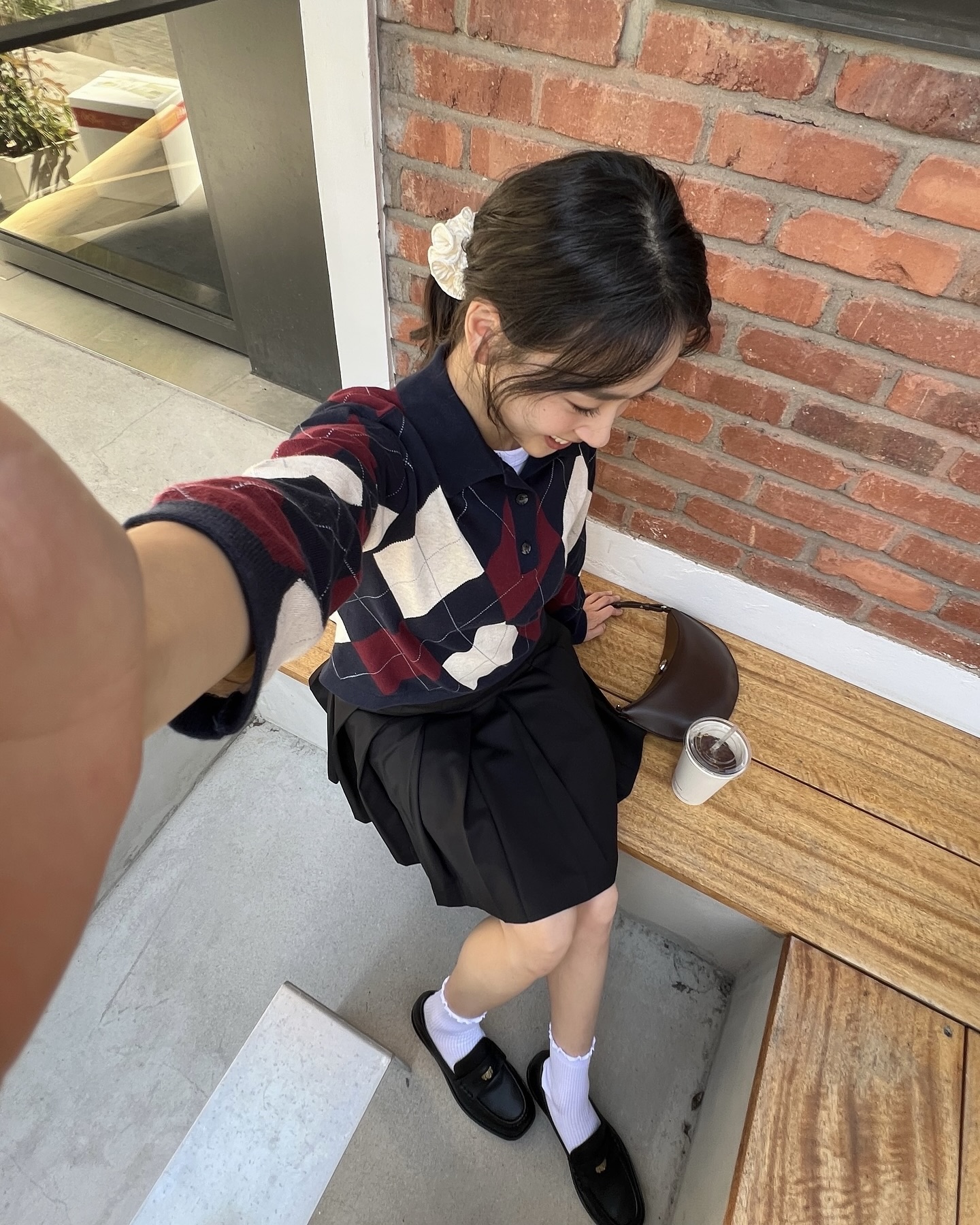 가을에 들기 좋은 스몰백 2가지🤎
작지만 존재감 확실한 스몰백으로 포인트 더하기👜✨
매일 들어도 예쁜 스몰백, 지금 소개해드릴게요.
1. 생로랑 퀼팅 스웨이드 이카리노, 300만 원대
스웨이드 소재에 다이아몬드 퀼팅 스티칭과 생로랑 로고 장식이 더해진 아이코닉한 미니 백입니다. 최수영은 니트와 가디건에 데님 팬츠를 매치해 캐주얼하면서도 세련된 데일리 무드를 완성했습니다.
2. 자크뮈스 스몰 오발로, 100만 원대
송아지 가죽 소재의 스몰 폴드 숄더백으로, 반달형 실루엣과 미니멀한 라인이 돋보이는 아이템입니다. 손연재는 아가일 니트에 플리츠 스커트를 매치해 단정하면서도 발랄한 데일리룩을 완성했습니다. 이미지6