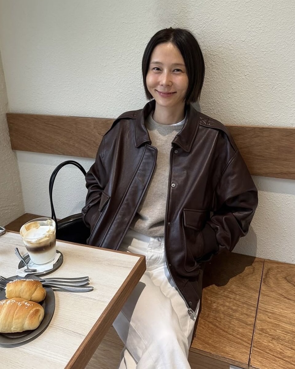 다들 가죽 자켓 하나쯤은 있지?🖤 요즘에는 가죽 자켓 이렇게 입어🎶💫같이 알아보자  가죽 자켓 활용법 3가지, 이렇게 입어보세요.  1. 화이트 팬츠 산뜻한 화이트 팬츠와 가죽 자켓을 매치하면 모던 시티룩을 연출할 수 있습니다. 니트를 이너로  매치하면 따뜻한 느낌이 더해지고, 스포티한 운동화를 매치하면 트렌디한 무드를 완성할 수 있습니다.  2. 데님 팬츠 누구나 가지고 있는 데님 팬츠와 가죽 자켓을 매치하면 꾸안꾸 느낌의 데일리룩을 완성할 수 있습니다. 워싱이 들어간 데님 팬츠는 빈티지한 느낌을 주고, 중청 데님은 캐주얼한 무드를 연출할 수 있습니다.  3. 숏팬츠  숏팬츠와 오버핏 가죽 자켓을 매치하면 체형 보완 효과가 있고 세련된 데이트룩을 완성할 수 있습니다. 데님 숏팬츠와 벨트에 매치하면 보헤미안 감성이 느껴지고, 블랙 숏팬츠는 도시적이고 시크한 무드를 연출할 수 있습니다. 이미지