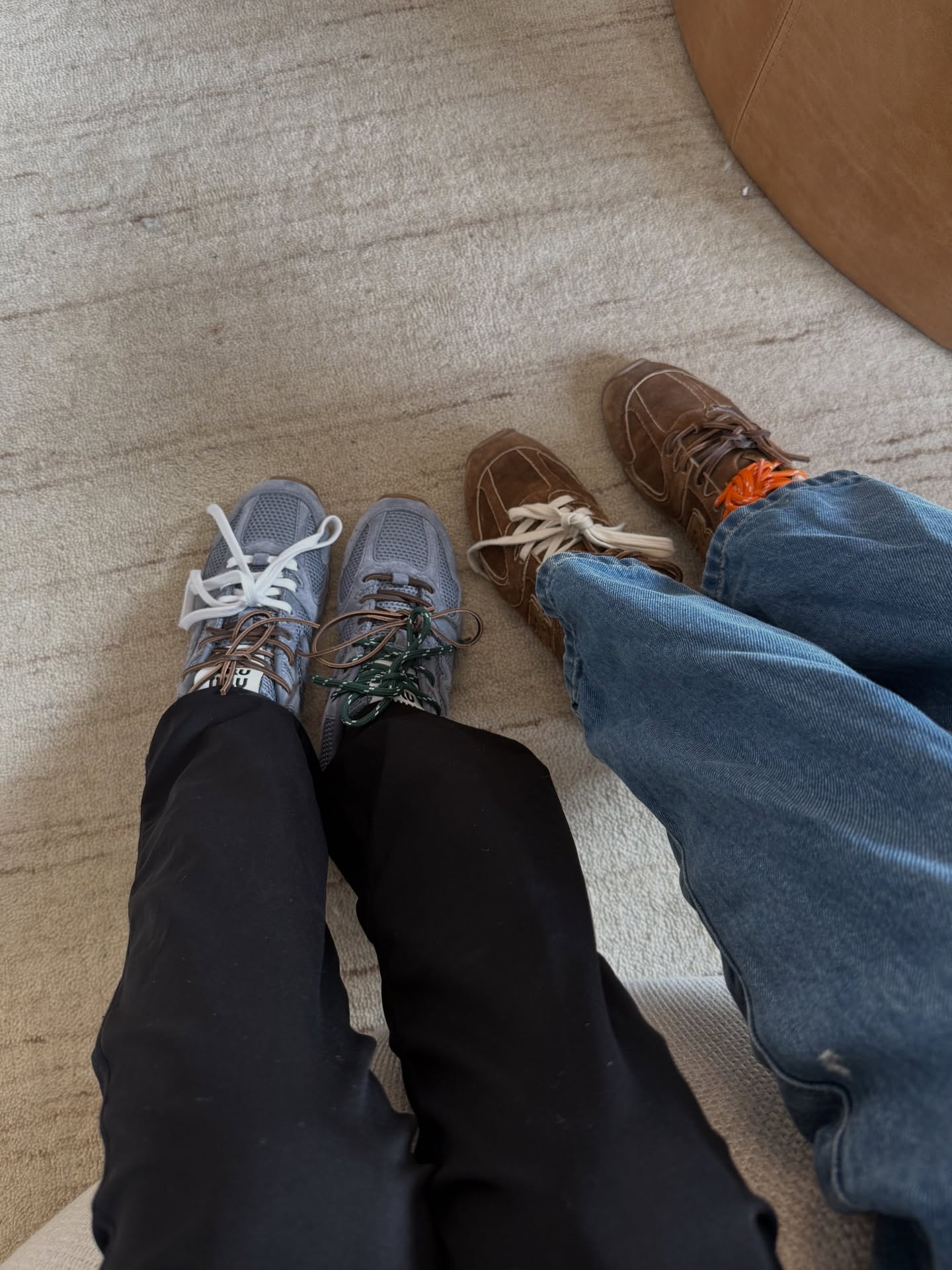 이 조합 나쁘지 않은데?!👜
에르메스 백에 어울리는 뉴발란스 운동화, 당신의 선택은?👟
- 뉴발란스 x 미우미우 530 SL 스웨이드 및 메시 스니커즈
- 뉴발란스 x 미우미우 스웨이드 및 메쉬 스니커즈 이미지5