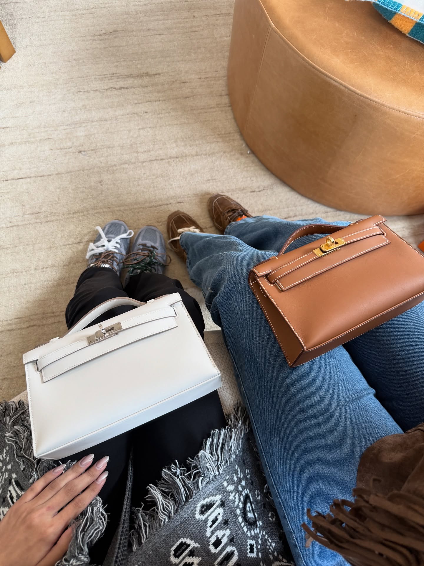 이 조합 나쁘지 않은데?!👜
에르메스 백에 어울리는 뉴발란스 운동화, 당신의 선택은?👟
- 뉴발란스 x 미우미우 530 SL 스웨이드 및 메시 스니커즈
- 뉴발란스 x 미우미우 스웨이드 및 메쉬 스니커즈 이미지6