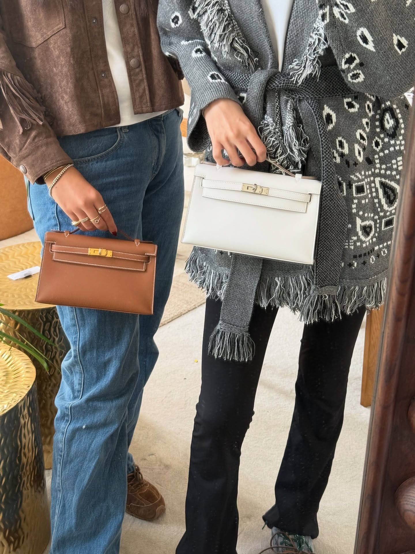 이 조합 나쁘지 않은데?!👜
에르메스 백에 어울리는 뉴발란스 운동화, 당신의 선택은?👟
- 뉴발란스 x 미우미우 530 SL 스웨이드 및 메시 스니커즈
- 뉴발란스 x 미우미우 스웨이드 및 메쉬 스니커즈 이미지4