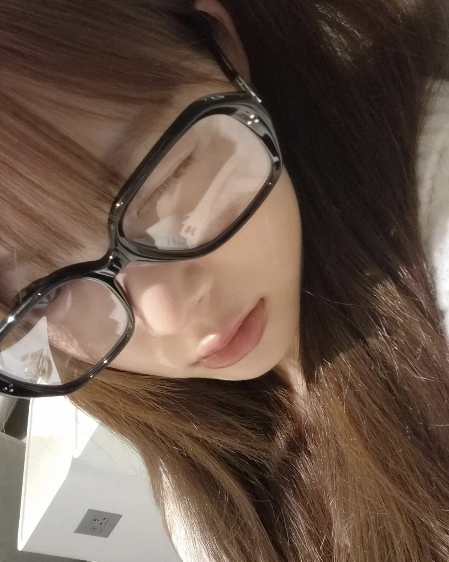 가을엔 안경이 무드 완성템🤎
툭 써도 분위기 살아나는 데일리 포인트는 바로 뿔테 안경👓 이미지7