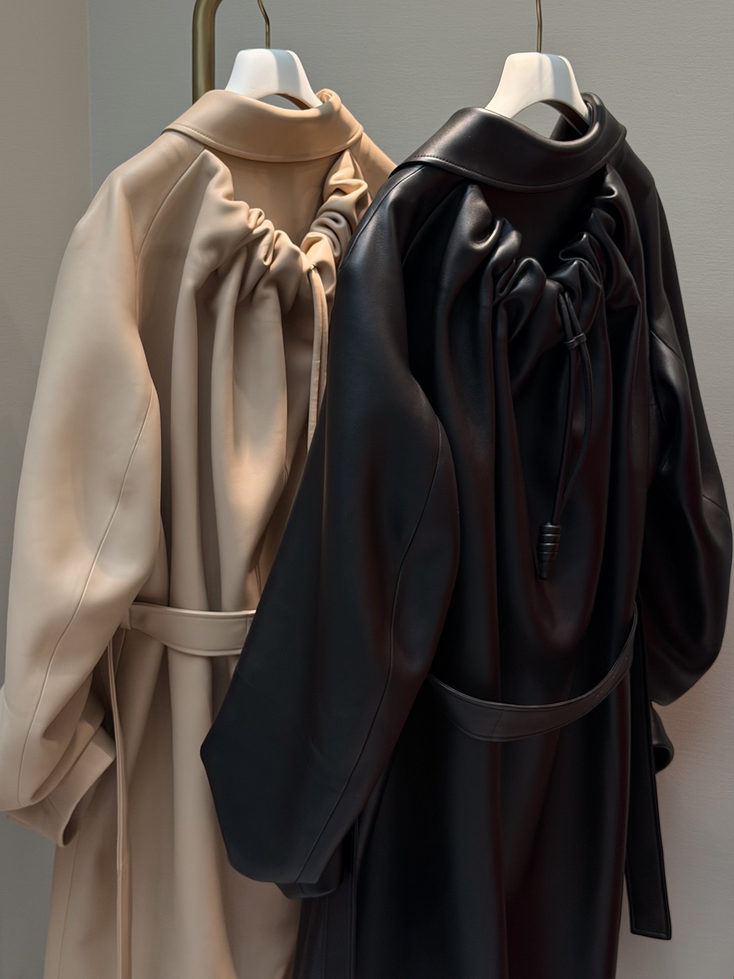 뒤로 흐르는 곡선〰️
당신의 뒤태가 오늘의 시선이 되는👀트렌드가 온다?!
내년에는 옷을 걸치는 방식부터 이야기가 달라집니다. 뒤로 흘러내리는 실루엣, 등 뒤를 따라 자연스럽게 떨어지는 천의 흐름이 새로운 미학으로 떠오르고 있죠.
로에베, 알베르타 페레티, 보테가 베네타 등 주요 하우스들은 허리 뒤와 등 중심을 따라 드레이프 구조를 활용하며 조형미를 새롭게 정의했습니다. 이미지4