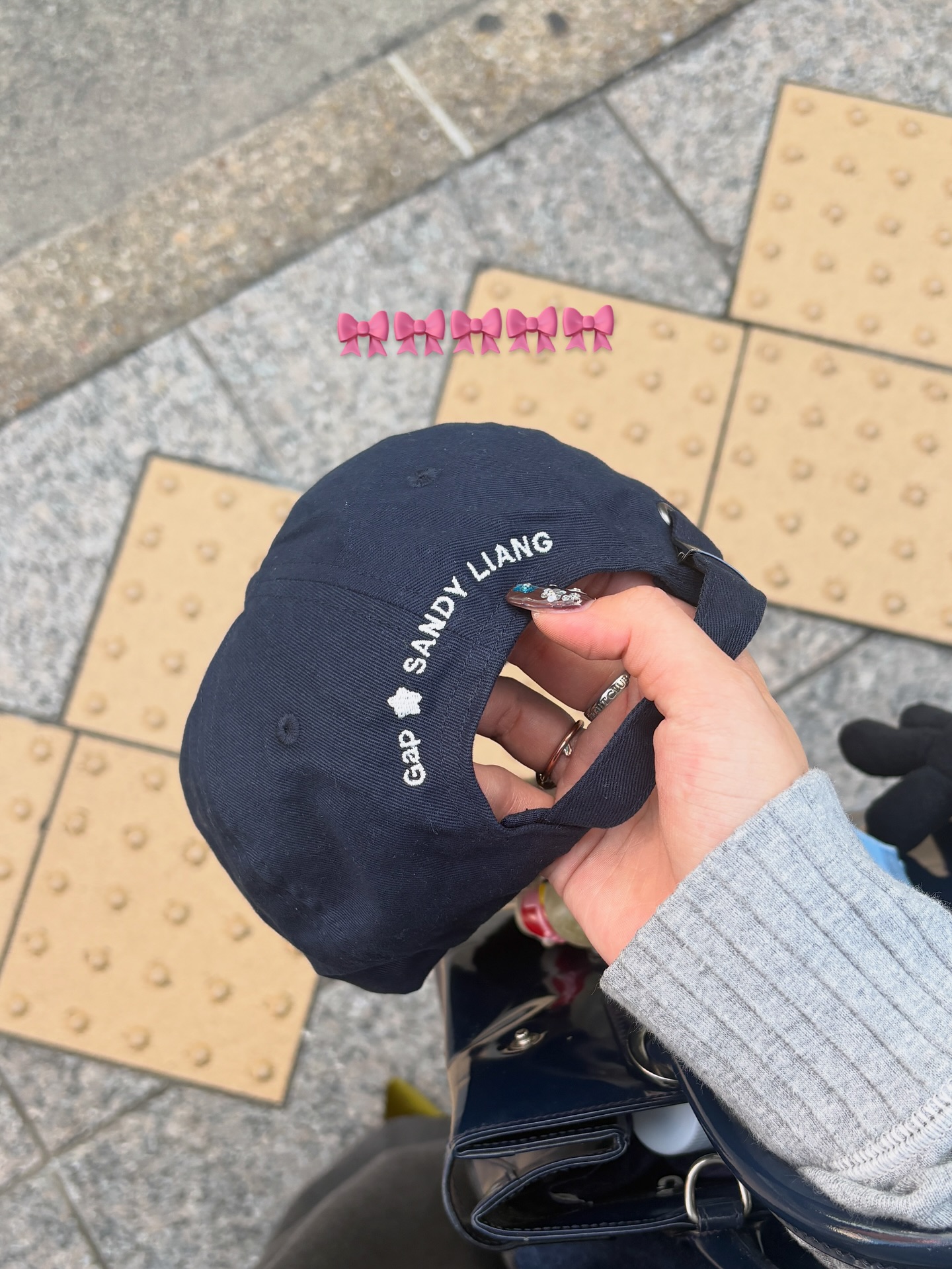 갭이랑 샌디 리앙의 조합이라고?👀
데일리로 활용하기 좋은 눈이 즐거운 아이템💝💫실물 확인하자
최근 갭과 샌디 리앙의 협업으로 화제의 중심이 되고 있는데요.
갭 특유의 타임리스한 아메리칸 캐주얼 감성에, 샌디 리앙이 지닌 사랑스러운 소녀 감성이 담긴 디테일이 더해져 감각적인 스타일로 재탄생했습니다.
이번 컬렉션은 샌디 리앙이 어린 시절의 기억과 패션에 대한 초기 감성을 바탕으로, 그녀만의 시선으로 재해석한 아이템들로 구성되었습니다.
후드집업부터 셔츠, 니트, 자켓, 데님 팬츠 등 다양한 아이템을 선보였으며, 여성복은 물론 키즈 라인까지 선보였죠.
갭의 베이직함과 샌디 리앙의 소녀 감성을 한 번에 즐기며, 데일리룩에 캐주얼함과 키치한 무드를 더해보세요. 이미지6