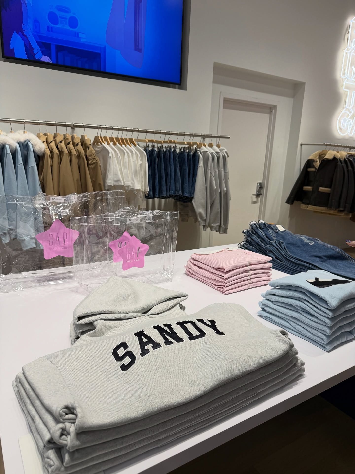 갭이랑 샌디 리앙의 조합이라고?👀
데일리로 활용하기 좋은 눈이 즐거운 아이템💝💫실물 확인하자
최근 갭과 샌디 리앙의 협업으로 화제의 중심이 되고 있는데요.
갭 특유의 타임리스한 아메리칸 캐주얼 감성에, 샌디 리앙이 지닌 사랑스러운 소녀 감성이 담긴 디테일이 더해져 감각적인 스타일로 재탄생했습니다.
이번 컬렉션은 샌디 리앙이 어린 시절의 기억과 패션에 대한 초기 감성을 바탕으로, 그녀만의 시선으로 재해석한 아이템들로 구성되었습니다.
후드집업부터 셔츠, 니트, 자켓, 데님 팬츠 등 다양한 아이템을 선보였으며, 여성복은 물론 키즈 라인까지 선보였죠.
갭의 베이직함과 샌디 리앙의 소녀 감성을 한 번에 즐기며, 데일리룩에 캐주얼함과 키치한 무드를 더해보세요. 이미지2