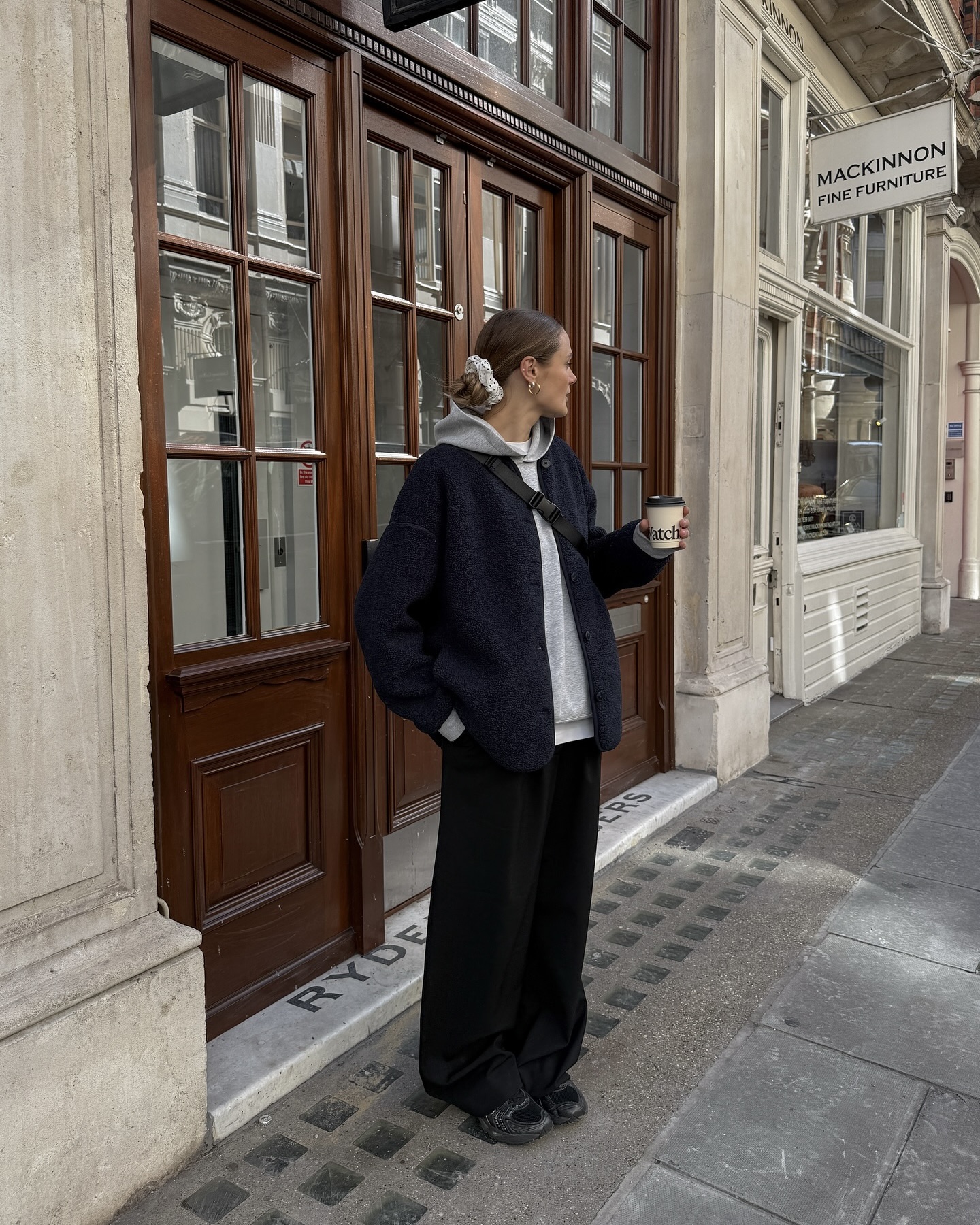 후드 좋아 인간들의 애착템🩶
어떤 하의에도 아우터에도 찰떡인🤍☑️그레이 후드티 이렇게 입자 이미지5