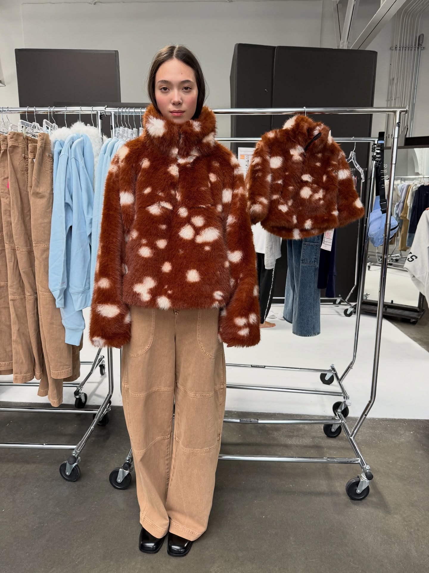 갭이랑 샌디 리앙의 조합이라고?👀
데일리로 활용하기 좋은 눈이 즐거운 아이템💝💫실물 확인하자
최근 갭과 샌디 리앙의 협업으로 화제의 중심이 되고 있는데요.
갭 특유의 타임리스한 아메리칸 캐주얼 감성에, 샌디 리앙이 지닌 사랑스러운 소녀 감성이 담긴 디테일이 더해져 감각적인 스타일로 재탄생했습니다.
이번 컬렉션은 샌디 리앙이 어린 시절의 기억과 패션에 대한 초기 감성을 바탕으로, 그녀만의 시선으로 재해석한 아이템들로 구성되었습니다.
후드집업부터 셔츠, 니트, 자켓, 데님 팬츠 등 다양한 아이템을 선보였으며, 여성복은 물론 키즈 라인까지 선보였죠.
갭의 베이직함과 샌디 리앙의 소녀 감성을 한 번에 즐기며, 데일리룩에 캐주얼함과 키치한 무드를 더해보세요. 이미지9