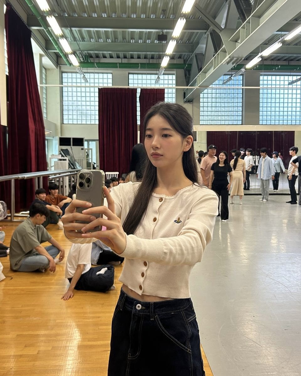 한눈에 반한 가디건☁️ 가을 햇살처럼 따뜻한 비비안 웨스트우드 가디건 2가지☀️🤍  가을 무드를 더해줄 가디건, 지금 소개해드릴게요.  1. 비비안웨스트우드 베아 크롭 가디건, 70만 원대 코튼 소재의 크롭 기장으로, 멀티 컬러 오브 자수와 우드 버튼 장식이 포인트인 제품입니다. 넥라인의 잔잔한 스캘럽 디테일이 여성스러운 무드를 더해주는데요. 수지는 하이웨이스트 데님과 함께 매치해 산뜻하고 내추럴한 데일리룩을 완성했습니다.  2. 비비안웨스트우드 트위스트 가디건, 70만 원대 고급 울과 캐시미어 혼방 소재의 가디건으로, 변형 꽈배기 패턴이 유니크한 실루엣을 연출해줍니다. 김연아는 옐로 컬러의 가디건에 데님 팬츠와 선글라스를 매치해 세련되고 캐주얼 데일리룩을 완성했습니다. 이미지