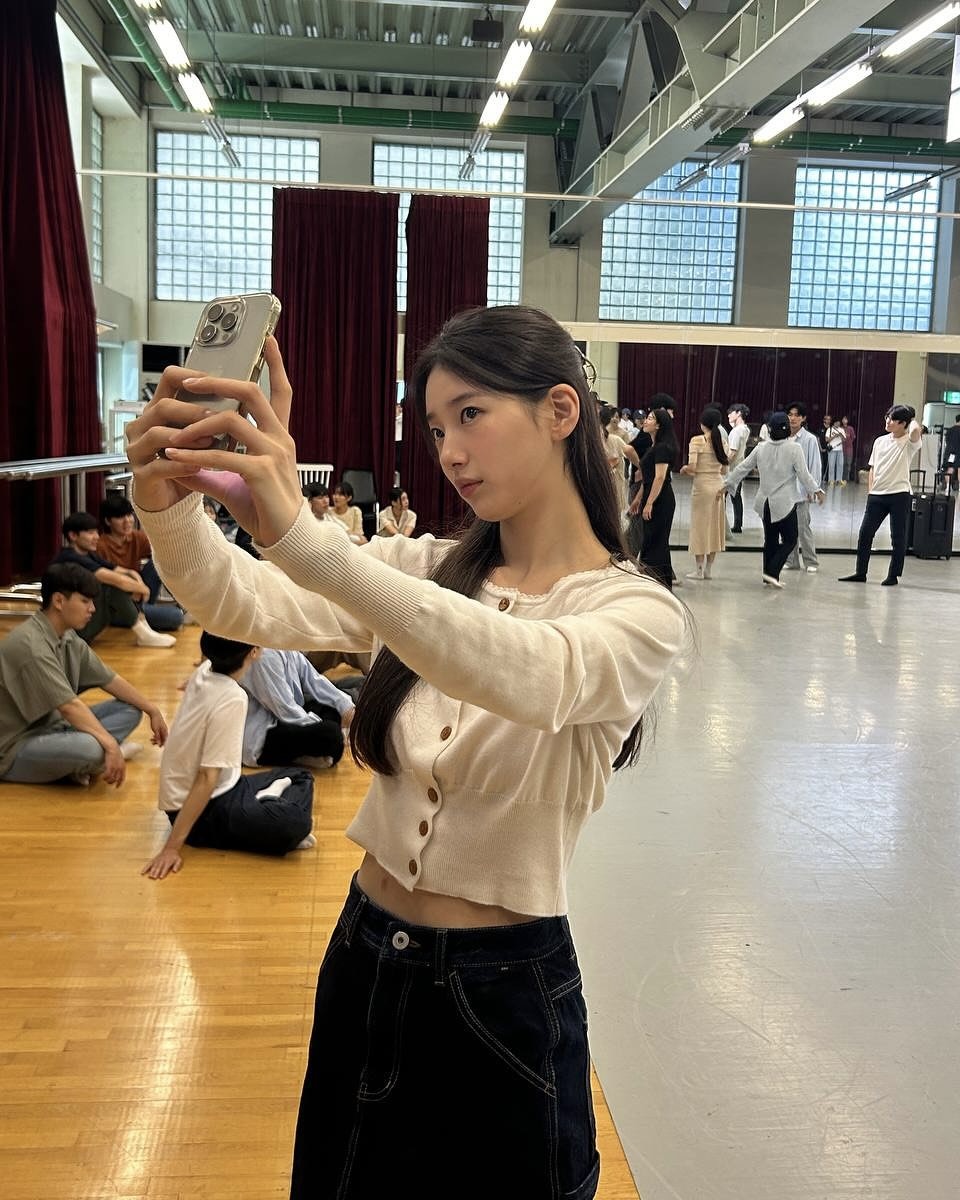 한눈에 반한 가디건☁️
가을 햇살처럼 따뜻한 비비안 웨스트우드 가디건 2가지☀️🤍
가을 무드를 더해줄 가디건, 지금 소개해드릴게요.
1. 비비안웨스트우드 베아 크롭 가디건, 70만 원대
코튼 소재의 크롭 기장으로, 멀티 컬러 오브 자수와 우드 버튼 장식이 포인트인 제품입니다. 넥라인의 잔잔한 스캘럽 디테일이 여성스러운 무드를 더해주는데요. 수지는 하이웨이스트 데님과 함께 매치해 산뜻하고 내추럴한 데일리룩을 완성했습니다.
2. 비비안웨스트우드 트위스트 가디건, 70만 원대
고급 울과 캐시미어 혼방 소재의 가디건으로, 변형 꽈배기 패턴이 유니크한 실루엣을 연출해줍니다. 김연아는 옐로 컬러의 가디건에 데님 팬츠와 선글라스를 매치해 세련되고 캐주얼 데일리룩을 완성했습니다. 이미지2