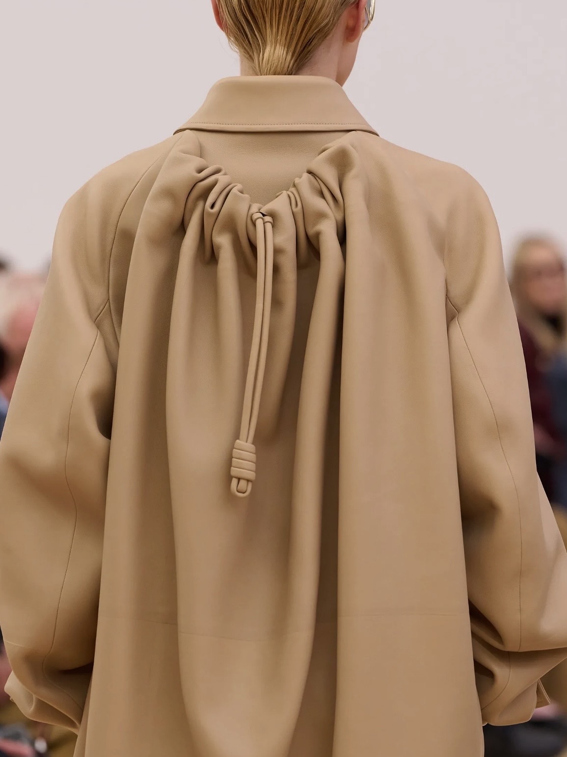 뒤로 흐르는 곡선〰️
당신의 뒤태가 오늘의 시선이 되는👀트렌드가 온다?!
내년에는 옷을 걸치는 방식부터 이야기가 달라집니다. 뒤로 흘러내리는 실루엣, 등 뒤를 따라 자연스럽게 떨어지는 천의 흐름이 새로운 미학으로 떠오르고 있죠.
로에베, 알베르타 페레티, 보테가 베네타 등 주요 하우스들은 허리 뒤와 등 중심을 따라 드레이프 구조를 활용하며 조형미를 새롭게 정의했습니다. 이미지3