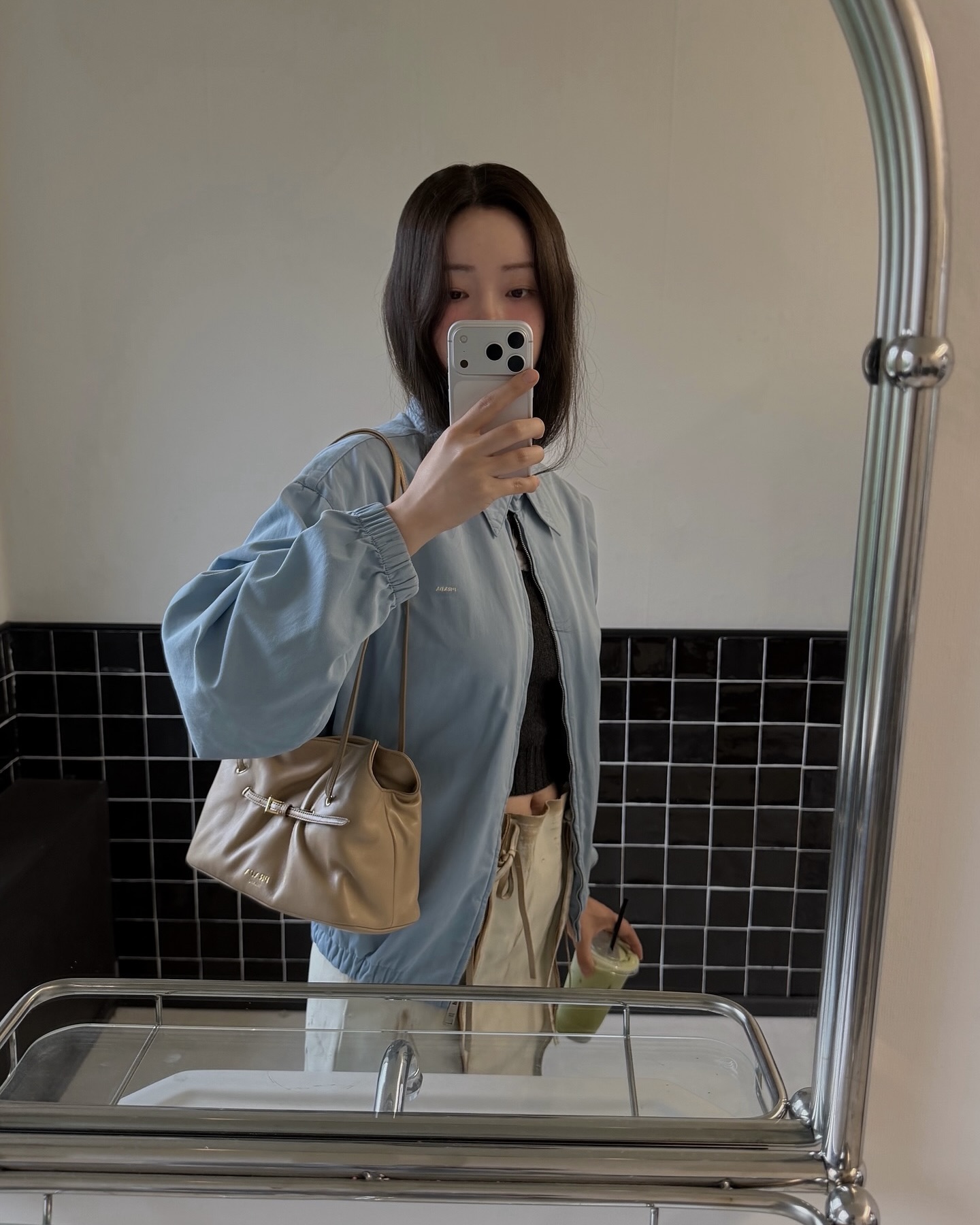 작업복 아니? 트렌드 아이템이야💙
평범한 아우터 질렸다면🔍🦋프라다 블루종 주목해 보자

요즘 셀럽룩에서 프라다 블루종이 자주 보이는데요.

파스텔 블루컬러의 이 블루종은 프라다의 올드 개버딘 블루종 재킷으로 320만 원으로 구성되었습니다.

가볍고 부드러운 면 소재의 감바르딘 원단을 활용한 이 블루종은 엘라스틱 처리된 커프스와 셔츠 칼라, 심플한 브랜드 자수 로고만을 더한 미니멀한 디자인이죠.

스타일링에 따라 다양한 무드를 연출할 수 있는데요. 빈티지한 워싱이 들어간 스커트와 매치하면 세련된 모던룩을, 플리츠 미니스트와 헤어밴드와 매치하면 키치한 프레피 룩을 완성할 수 있습니다.

청량하면서도 빈티지한 감각을 지닌 프라다 개버딘 블루종은 데일리룩에 포인트 주기 좋아 셀럽들의 데일리 아이템으로 자리 잡고 있습니다. 이미지