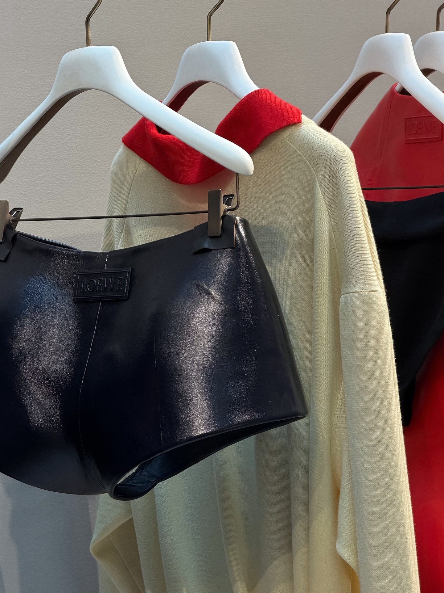 뒤로 흐르는 곡선〰️
당신의 뒤태가 오늘의 시선이 되는👀트렌드가 온다?!
내년에는 옷을 걸치는 방식부터 이야기가 달라집니다. 뒤로 흘러내리는 실루엣, 등 뒤를 따라 자연스럽게 떨어지는 천의 흐름이 새로운 미학으로 떠오르고 있죠.
로에베, 알베르타 페레티, 보테가 베네타 등 주요 하우스들은 허리 뒤와 등 중심을 따라 드레이프 구조를 활용하며 조형미를 새롭게 정의했습니다. 이미지6