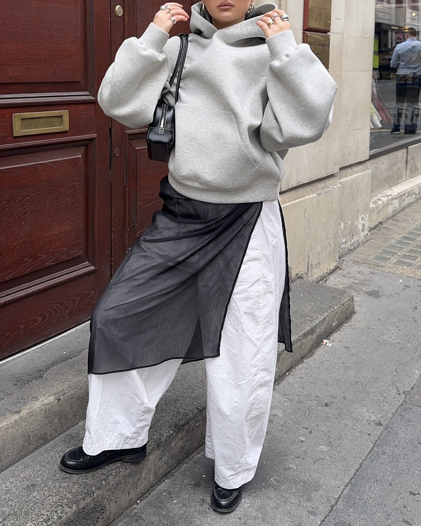 후드 좋아 인간들의 애착템🩶
어떤 하의에도 아우터에도 찰떡인🤍☑️그레이 후드티 이렇게 입자 이미지2