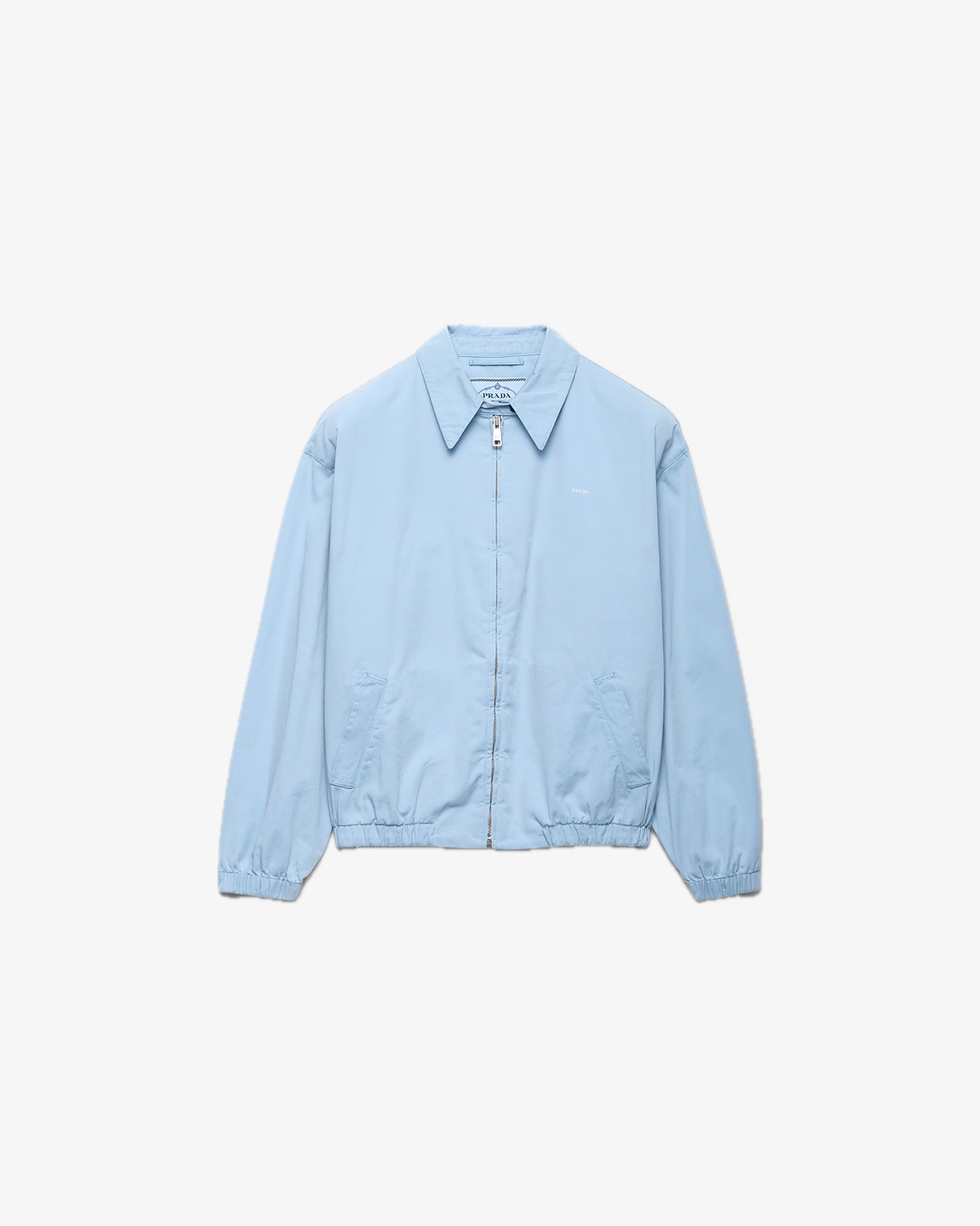 작업복 아니? 트렌드 아이템이야💙
평범한 아우터 질렸다면🔍🦋프라다 블루종 주목해 보자

요즘 셀럽룩에서 프라다 블루종이 자주 보이는데요.

파스텔 블루컬러의 이 블루종은 프라다의 올드 개버딘 블루종 재킷으로 320만 원으로 구성되었습니다.

가볍고 부드러운 면 소재의 감바르딘 원단을 활용한 이 블루종은 엘라스틱 처리된 커프스와 셔츠 칼라, 심플한 브랜드 자수 로고만을 더한 미니멀한 디자인이죠.

스타일링에 따라 다양한 무드를 연출할 수 있는데요. 빈티지한 워싱이 들어간 스커트와 매치하면 세련된 모던룩을, 플리츠 미니스트와 헤어밴드와 매치하면 키치한 프레피 룩을 완성할 수 있습니다.

청량하면서도 빈티지한 감각을 지닌 프라다 개버딘 블루종은 데일리룩에 포인트 주기 좋아 셀럽들의 데일리 아이템으로 자리 잡고 있습니다. 이미지