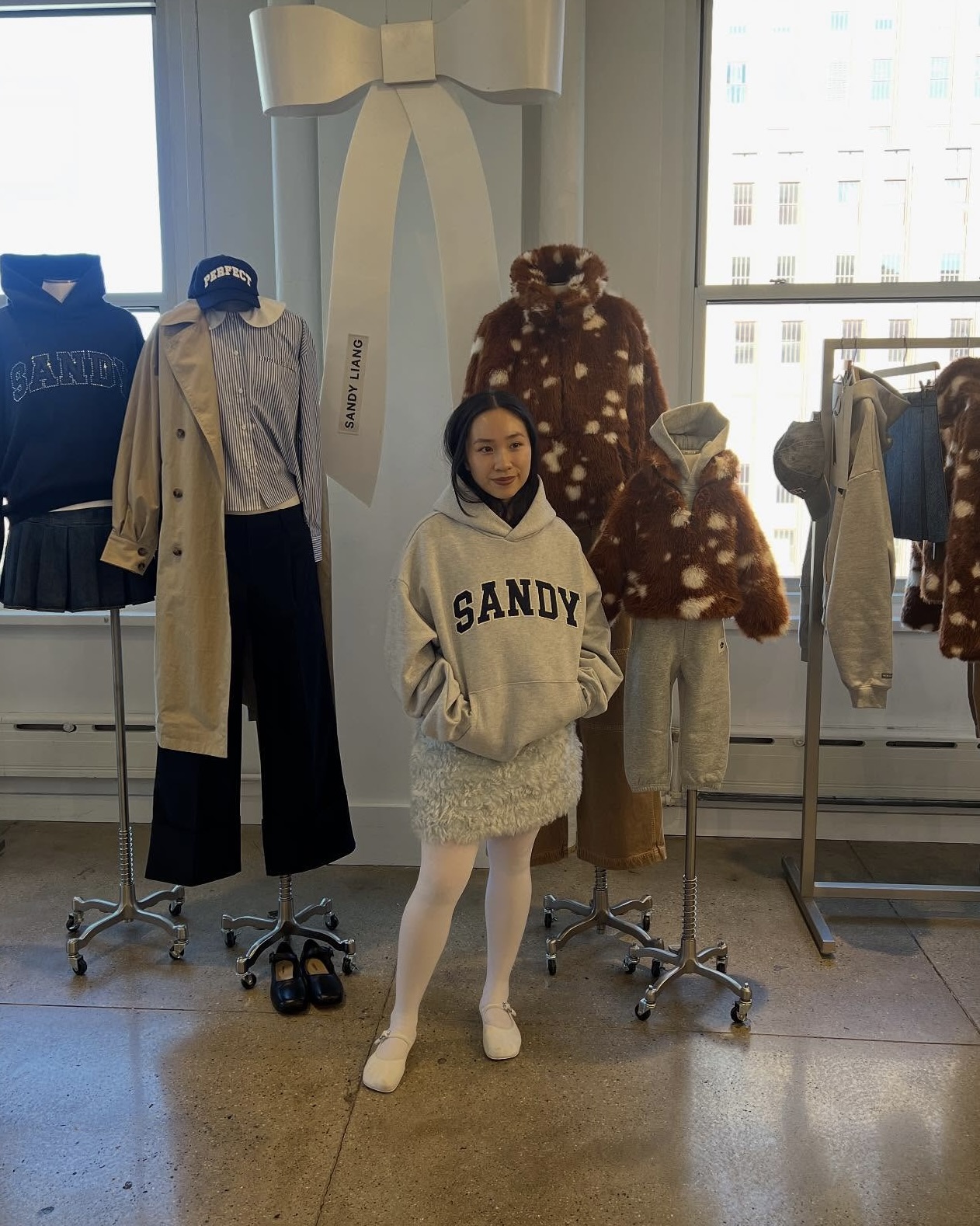 갭이랑 샌디 리앙의 조합이라고?👀
데일리로 활용하기 좋은 눈이 즐거운 아이템💝💫실물 확인하자
최근 갭과 샌디 리앙의 협업으로 화제의 중심이 되고 있는데요.
갭 특유의 타임리스한 아메리칸 캐주얼 감성에, 샌디 리앙이 지닌 사랑스러운 소녀 감성이 담긴 디테일이 더해져 감각적인 스타일로 재탄생했습니다.
이번 컬렉션은 샌디 리앙이 어린 시절의 기억과 패션에 대한 초기 감성을 바탕으로, 그녀만의 시선으로 재해석한 아이템들로 구성되었습니다.
후드집업부터 셔츠, 니트, 자켓, 데님 팬츠 등 다양한 아이템을 선보였으며, 여성복은 물론 키즈 라인까지 선보였죠.
갭의 베이직함과 샌디 리앙의 소녀 감성을 한 번에 즐기며, 데일리룩에 캐주얼함과 키치한 무드를 더해보세요. 이미지7