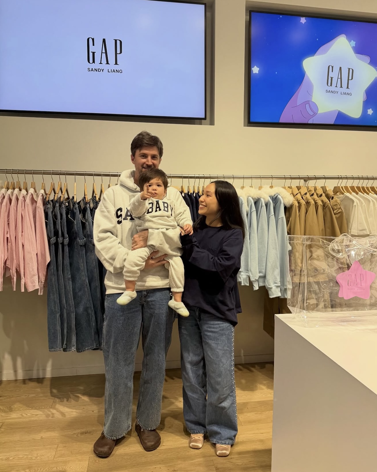 갭이랑 샌디 리앙의 조합이라고?👀
데일리로 활용하기 좋은 눈이 즐거운 아이템💝💫실물 확인하자
최근 갭과 샌디 리앙의 협업으로 화제의 중심이 되고 있는데요.
갭 특유의 타임리스한 아메리칸 캐주얼 감성에, 샌디 리앙이 지닌 사랑스러운 소녀 감성이 담긴 디테일이 더해져 감각적인 스타일로 재탄생했습니다.
이번 컬렉션은 샌디 리앙이 어린 시절의 기억과 패션에 대한 초기 감성을 바탕으로, 그녀만의 시선으로 재해석한 아이템들로 구성되었습니다.
후드집업부터 셔츠, 니트, 자켓, 데님 팬츠 등 다양한 아이템을 선보였으며, 여성복은 물론 키즈 라인까지 선보였죠.
갭의 베이직함과 샌디 리앙의 소녀 감성을 한 번에 즐기며, 데일리룩에 캐주얼함과 키치한 무드를 더해보세요. 이미지3