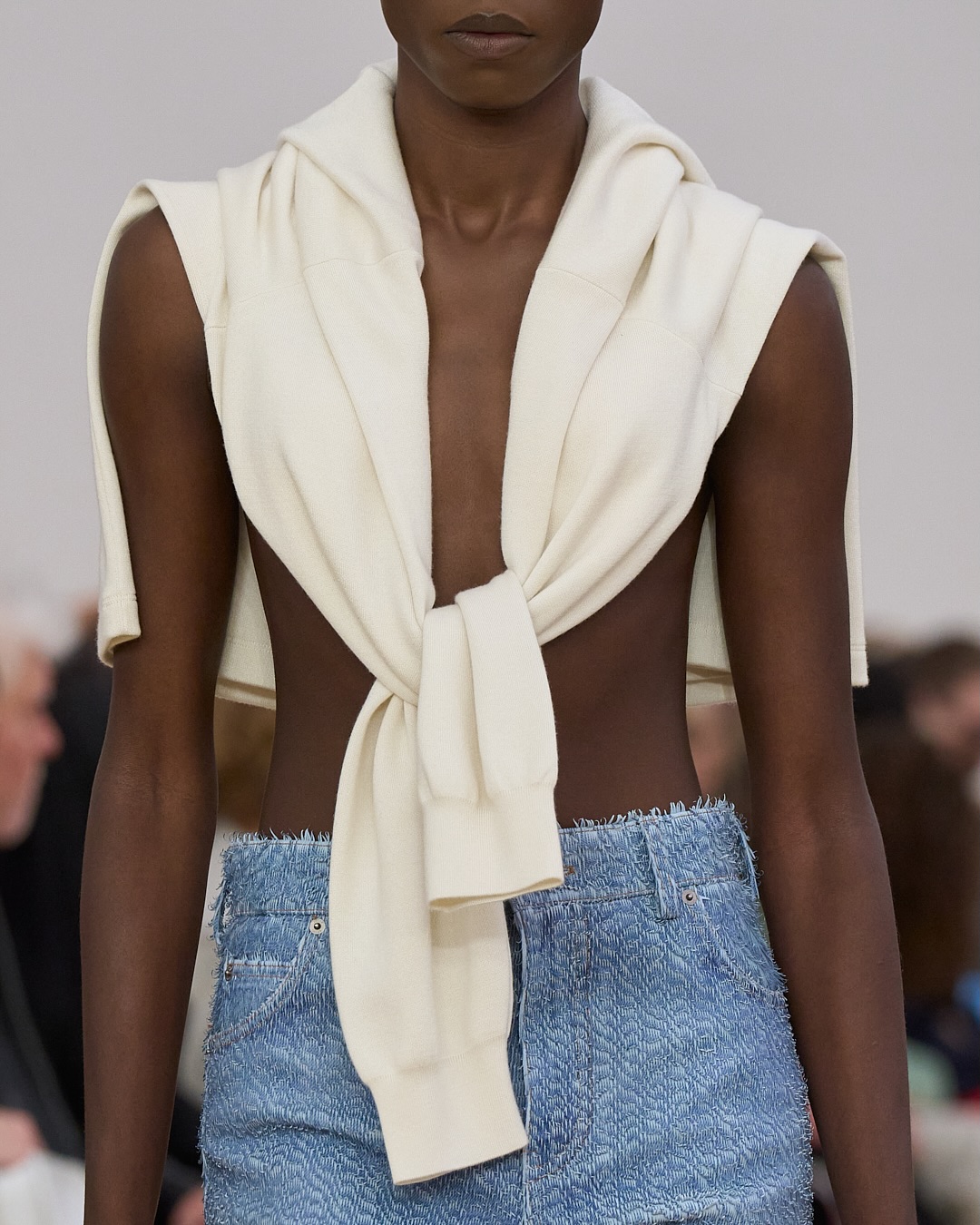 뒤로 흐르는 곡선〰️
당신의 뒤태가 오늘의 시선이 되는👀트렌드가 온다?!
내년에는 옷을 걸치는 방식부터 이야기가 달라집니다. 뒤로 흘러내리는 실루엣, 등 뒤를 따라 자연스럽게 떨어지는 천의 흐름이 새로운 미학으로 떠오르고 있죠.
로에베, 알베르타 페레티, 보테가 베네타 등 주요 하우스들은 허리 뒤와 등 중심을 따라 드레이프 구조를 활용하며 조형미를 새롭게 정의했습니다. 이미지2