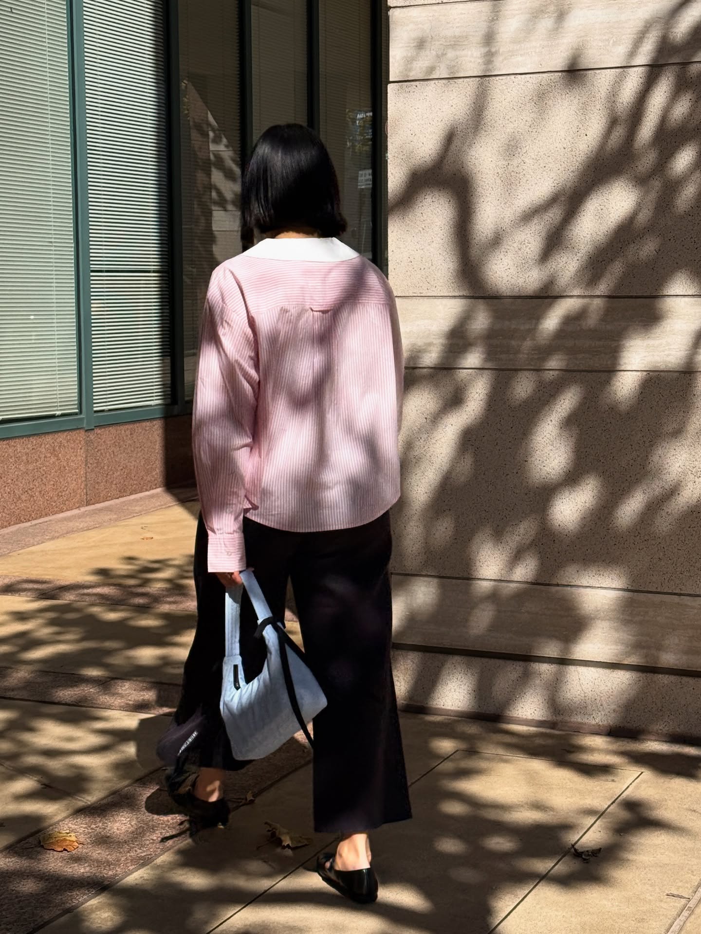 갭이랑 샌디 리앙의 조합이라고?👀
데일리로 활용하기 좋은 눈이 즐거운 아이템💝💫실물 확인하자
최근 갭과 샌디 리앙의 협업으로 화제의 중심이 되고 있는데요.
갭 특유의 타임리스한 아메리칸 캐주얼 감성에, 샌디 리앙이 지닌 사랑스러운 소녀 감성이 담긴 디테일이 더해져 감각적인 스타일로 재탄생했습니다.
이번 컬렉션은 샌디 리앙이 어린 시절의 기억과 패션에 대한 초기 감성을 바탕으로, 그녀만의 시선으로 재해석한 아이템들로 구성되었습니다.
후드집업부터 셔츠, 니트, 자켓, 데님 팬츠 등 다양한 아이템을 선보였으며, 여성복은 물론 키즈 라인까지 선보였죠.
갭의 베이직함과 샌디 리앙의 소녀 감성을 한 번에 즐기며, 데일리룩에 캐주얼함과 키치한 무드를 더해보세요. 이미지10