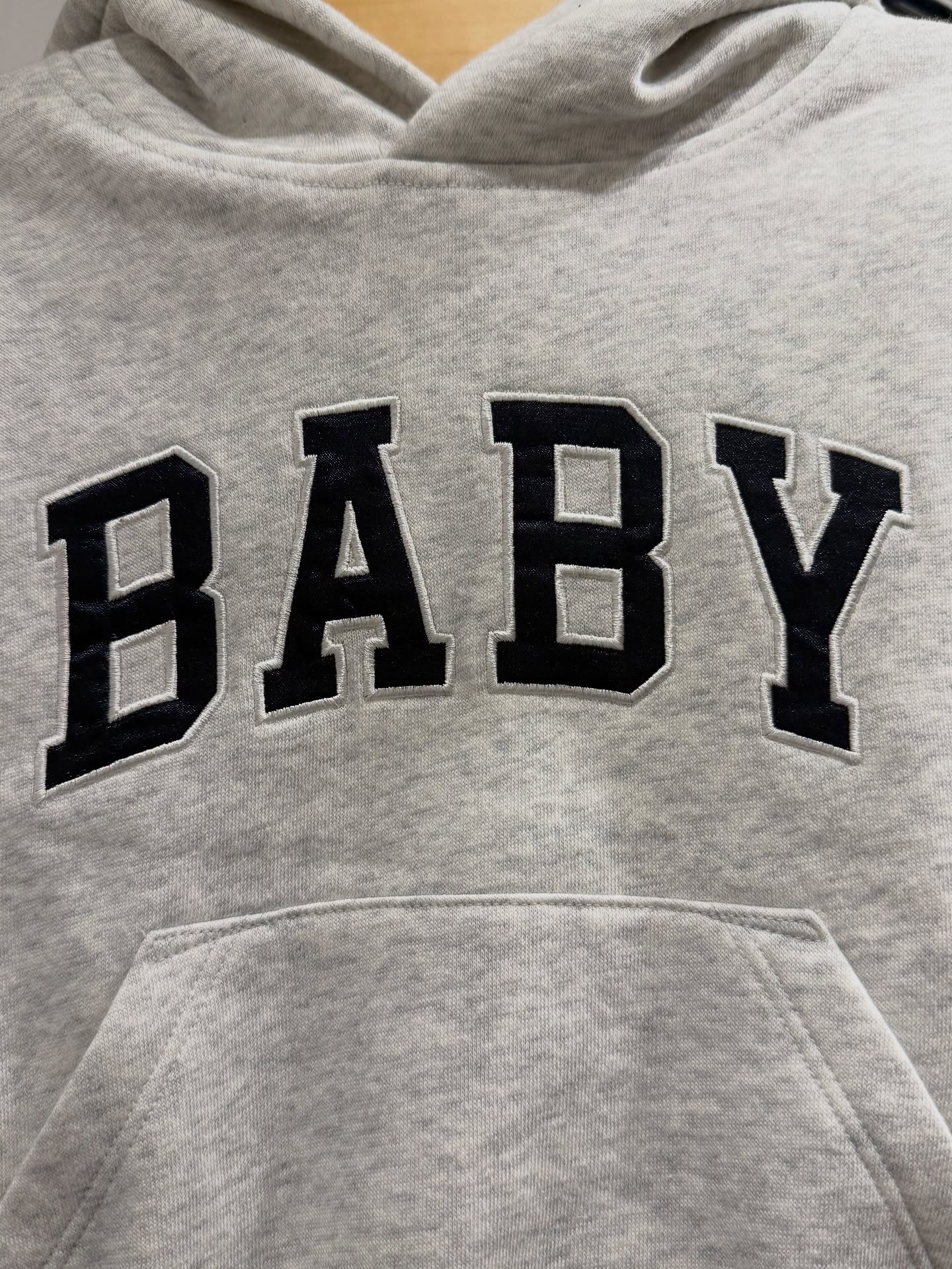 갭이랑 샌디 리앙의 조합이라고?👀
데일리로 활용하기 좋은 눈이 즐거운 아이템💝💫실물 확인하자
최근 갭과 샌디 리앙의 협업으로 화제의 중심이 되고 있는데요.
갭 특유의 타임리스한 아메리칸 캐주얼 감성에, 샌디 리앙이 지닌 사랑스러운 소녀 감성이 담긴 디테일이 더해져 감각적인 스타일로 재탄생했습니다.
이번 컬렉션은 샌디 리앙이 어린 시절의 기억과 패션에 대한 초기 감성을 바탕으로, 그녀만의 시선으로 재해석한 아이템들로 구성되었습니다.
후드집업부터 셔츠, 니트, 자켓, 데님 팬츠 등 다양한 아이템을 선보였으며, 여성복은 물론 키즈 라인까지 선보였죠.
갭의 베이직함과 샌디 리앙의 소녀 감성을 한 번에 즐기며, 데일리룩에 캐주얼함과 키치한 무드를 더해보세요. 이미지4