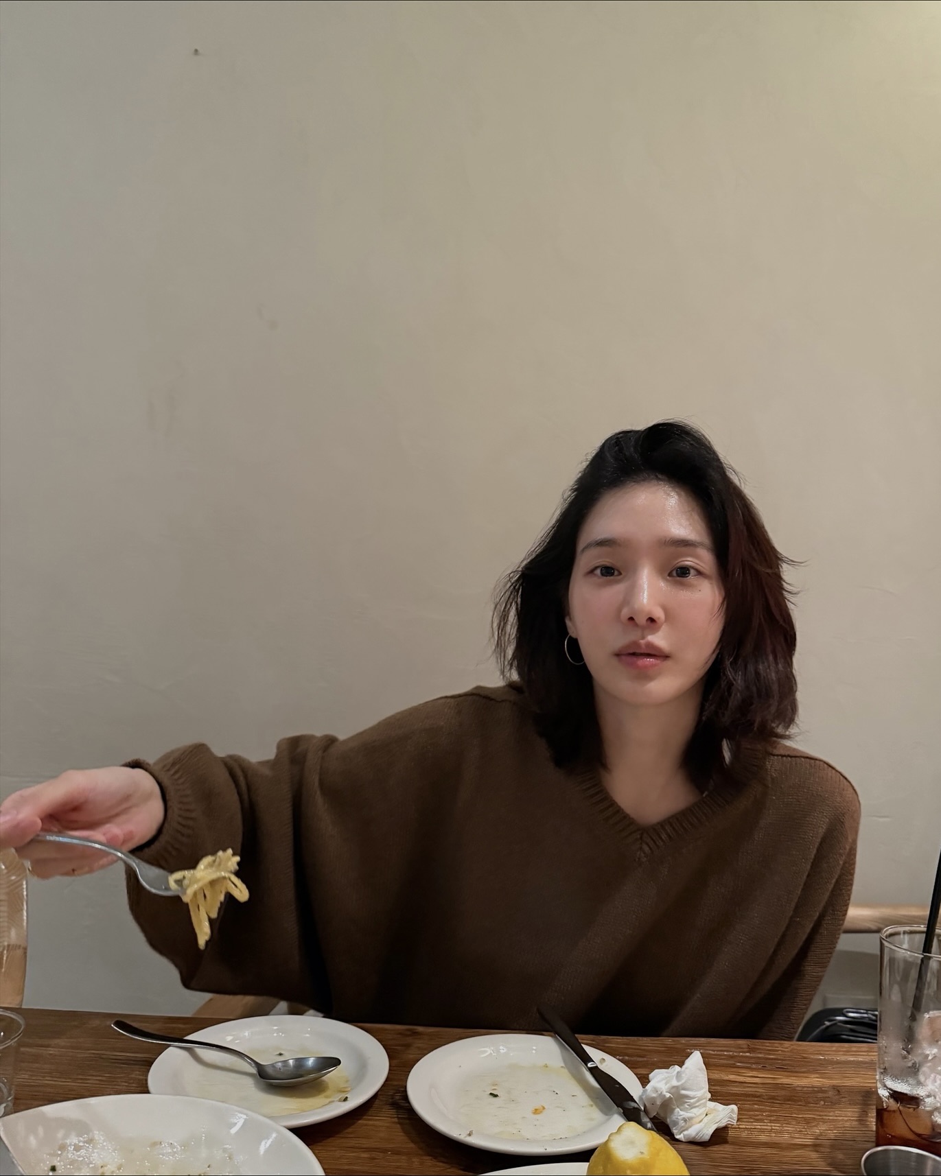 니트엔 운동화가 찰떡이지🤎 가을엔 이 조합으로 데일리 코디 완성🍂✨   요즘 날씨에 입기 좋은 박규영의 데일리 아이템, 지금 소개해드릴게요.   1. 케이트 캐시미어 울프 스웨터, 200만 원대 브이넥 디자인의 여유로운 실루엣이 돋보이는 캐시미어 스웨터입니다. 가을에 잘 어울리는 마룬 브라운 컬러로, 쇼츠와 레드 스니커즈를 매치해 포근한 가을 데일리룩을 완성했습니다.  2. 나이키 x 자크뮈스 문 슈즈, 20만 원대  나이키와 자크뮈스의 디자인 협업으로 탄생한 스니커즈입니다. 주름 디테일이 더해진 나일론 어퍼가 특징인데요. 박규영은 브라운 캐시미어 니트에 네이비 쇼츠와 함께 매치해 가을 캐주얼룩을 완성했습니다. 이미지