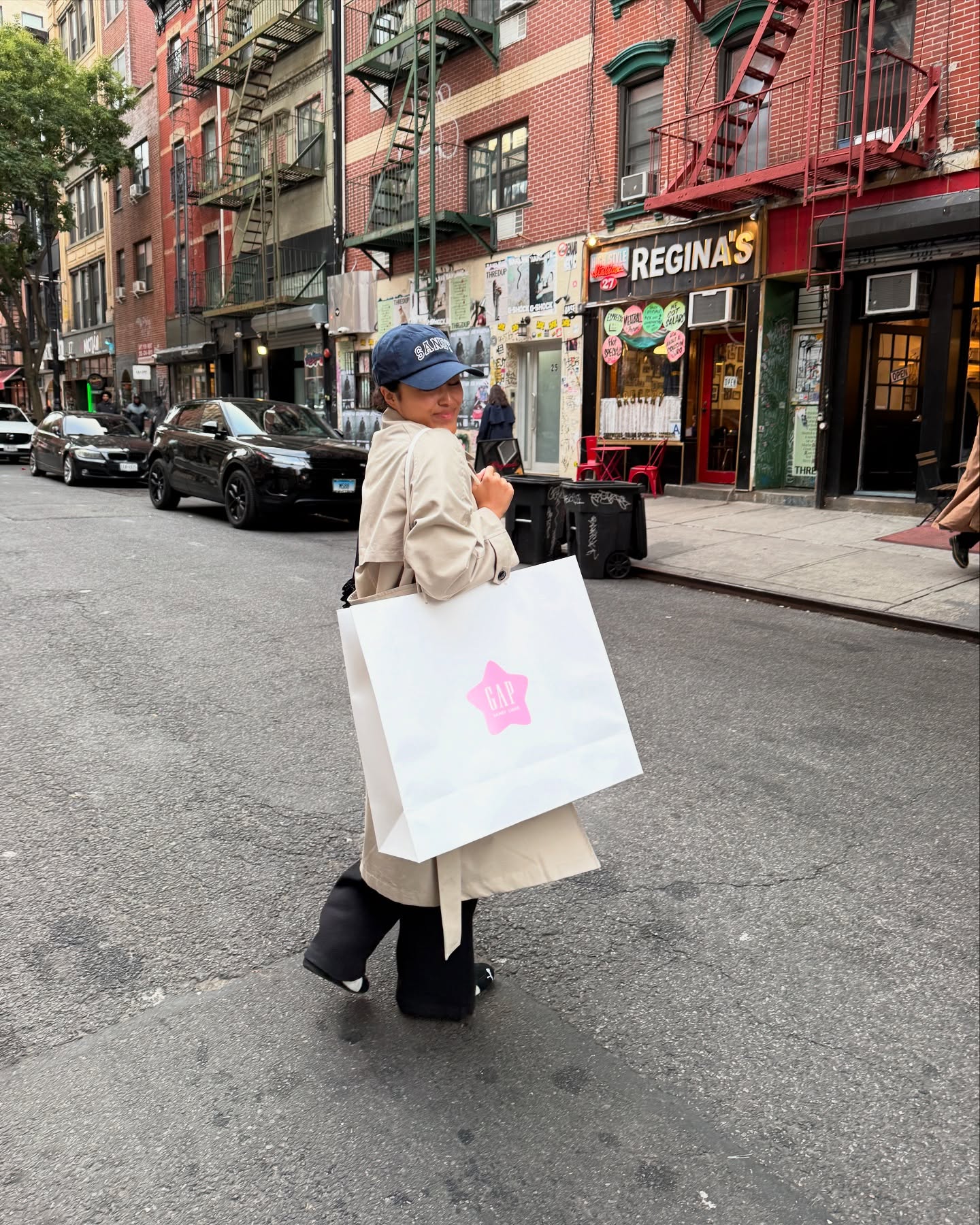 갭이랑 샌디 리앙의 조합이라고?👀
데일리로 활용하기 좋은 눈이 즐거운 아이템💝💫실물 확인하자
최근 갭과 샌디 리앙의 협업으로 화제의 중심이 되고 있는데요.
갭 특유의 타임리스한 아메리칸 캐주얼 감성에, 샌디 리앙이 지닌 사랑스러운 소녀 감성이 담긴 디테일이 더해져 감각적인 스타일로 재탄생했습니다.
이번 컬렉션은 샌디 리앙이 어린 시절의 기억과 패션에 대한 초기 감성을 바탕으로, 그녀만의 시선으로 재해석한 아이템들로 구성되었습니다.
후드집업부터 셔츠, 니트, 자켓, 데님 팬츠 등 다양한 아이템을 선보였으며, 여성복은 물론 키즈 라인까지 선보였죠.
갭의 베이직함과 샌디 리앙의 소녀 감성을 한 번에 즐기며, 데일리룩에 캐주얼함과 키치한 무드를 더해보세요. 이미지8