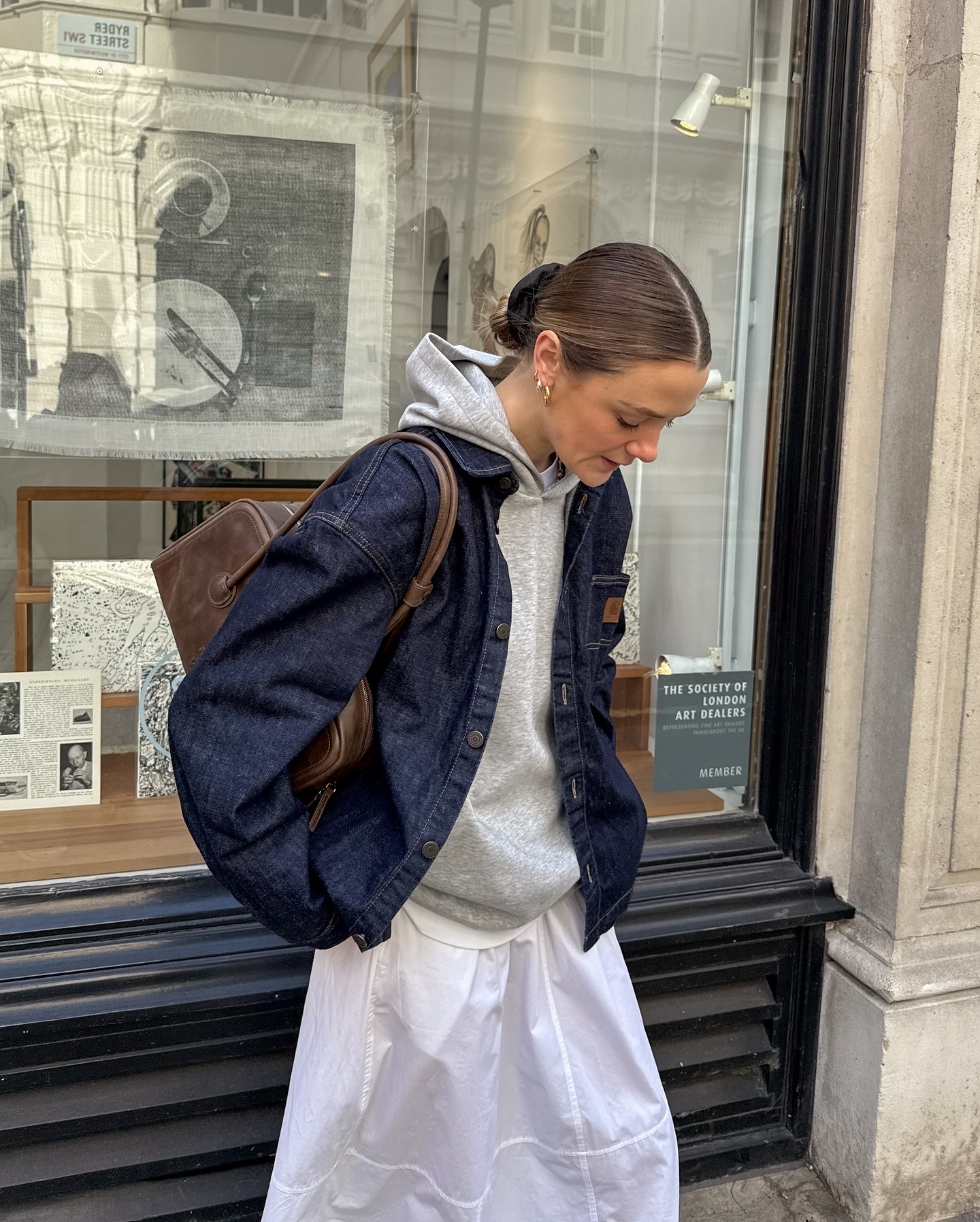 후드 좋아 인간들의 애착템🩶
어떤 하의에도 아우터에도 찰떡인🤍☑️그레이 후드티 이렇게 입자 이미지3