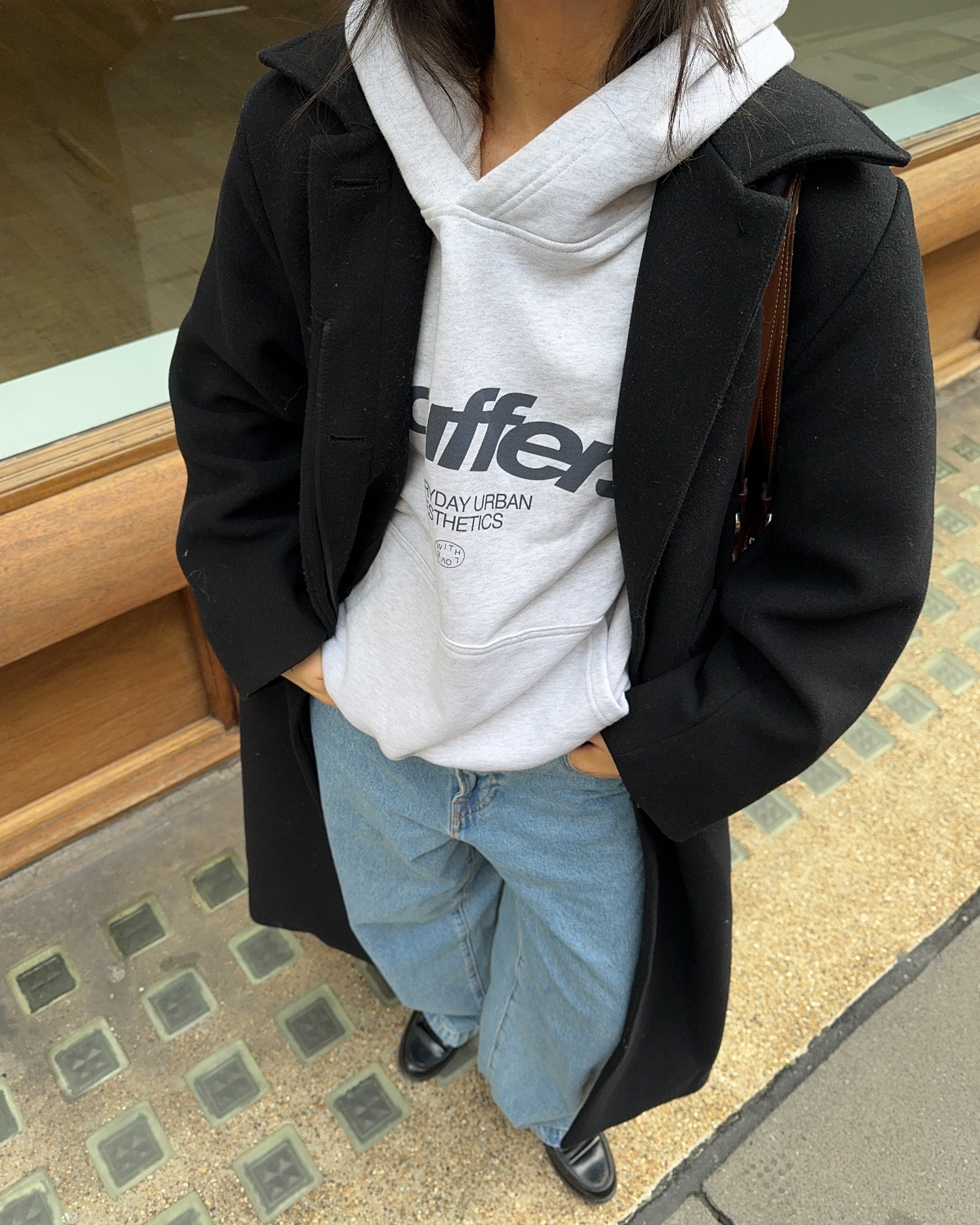 후드 좋아 인간들의 애착템🩶
어떤 하의에도 아우터에도 찰떡인🤍☑️그레이 후드티 이렇게 입자 이미지4