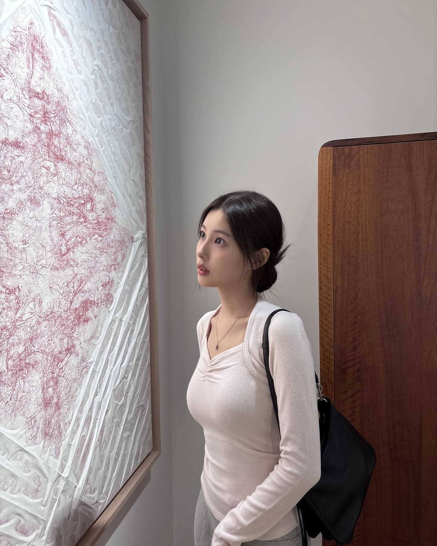 오늘 헤어스타일링 뭐로 할까?🤔
자연스럽게 꾸안꾸 무드로 완성해 주는 로우번으로 묶자👀🧚🏻 이미지2