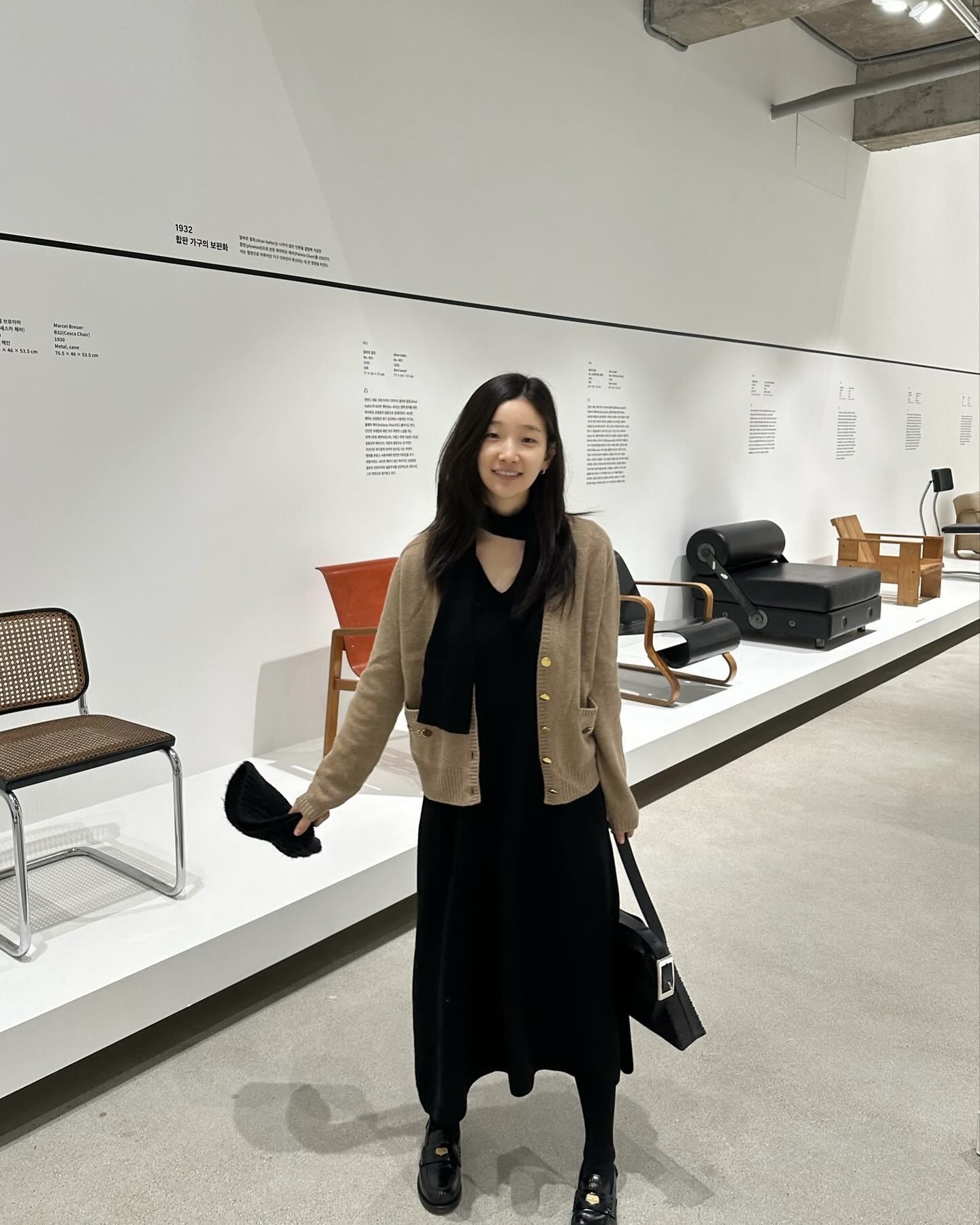 박소담 데일리룩엔 롱스커트 필수🎶 시크면서 세련된 블랙 롱스커트 코디👀🐈‍⬛오늘 룩에 활용해 보자 이미지