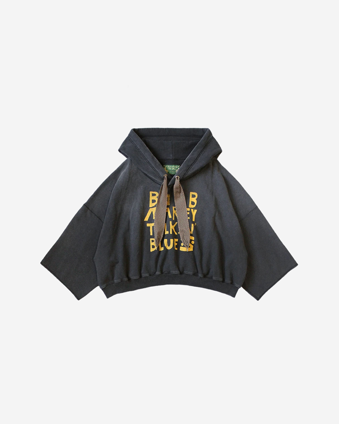 10월은 후드티의 계절🤎
한 번 보면 따라 입고 싶은 후드티 2가지🔎✨

가을에 입기 좋은 후드티 2가지, 지금 소개해드릴게요. 

1. 캐피탈 데빌 후디, 50만 원대
카리나가 착용한 아이템은 빈티지한 워싱감이 돋보이는 크롭 후디입니다. 컷오프된 소매단과 전면의 ‘Talkin’ Blues’ 프린트가 포인트인데요. 티셔츠를 레이어드하고 까르띠에 시계와 선글라스를 매치해 내추럴한 데일리룩을 완성했습니다.

2. 앙팡 리쉬 데프리메 클래식 로고 후디, 200만 원대
영서가 착용한 아이템은 빈티지한 텍스처가 돋보이는 후디입니다. 여유 있는 실루엣에 레드 로고가 포인트를 더해주는데요. 체크 미니스커트와 비니를 매치해 스트릿한 데일리룩을 완성했습니다. 이미지5