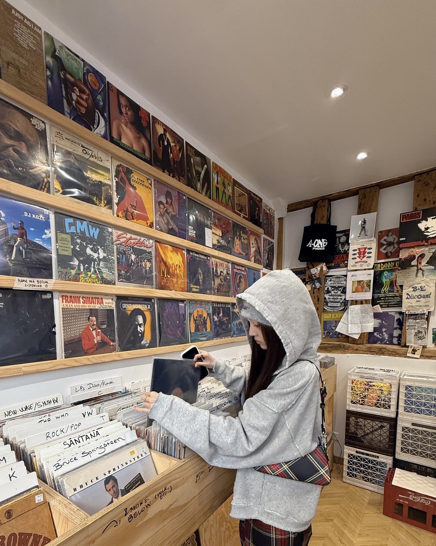 10월은 후드티의 계절🤎
한 번 보면 따라 입고 싶은 후드티 2가지🔎✨

가을에 입기 좋은 후드티 2가지, 지금 소개해드릴게요. 

1. 캐피탈 데빌 후디, 50만 원대
카리나가 착용한 아이템은 빈티지한 워싱감이 돋보이는 크롭 후디입니다. 컷오프된 소매단과 전면의 ‘Talkin’ Blues’ 프린트가 포인트인데요. 티셔츠를 레이어드하고 까르띠에 시계와 선글라스를 매치해 내추럴한 데일리룩을 완성했습니다.

2. 앙팡 리쉬 데프리메 클래식 로고 후디, 200만 원대
영서가 착용한 아이템은 빈티지한 텍스처가 돋보이는 후디입니다. 여유 있는 실루엣에 레드 로고가 포인트를 더해주는데요. 체크 미니스커트와 비니를 매치해 스트릿한 데일리룩을 완성했습니다. 이미지6