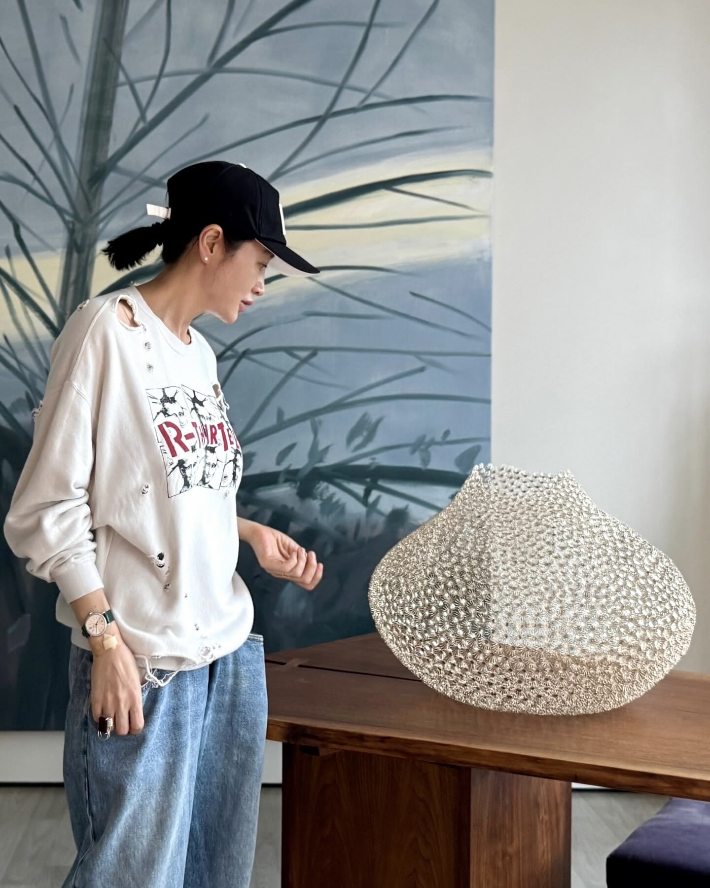 어떤 맨투맨이 취향이세요?🤔
무지? 그래픽?취향대로 고르는 맨투맨🔍👀같이 확인해 보자
어떤 맨투맨 살지 고민이라면 이 맨투맨 2가지를 참고해 보세요.
1. 알써틴 모나 리사 모버사이즈 스웻셔츠, 50만 원대
김혜수가 착용한 오버핏 맨투맨은 전체적으로 구멍과 헤짐 가공 디테일이 들어가 빈티지한 느낌을 주며 그래픽 로고 프린트가 돋보이죠. 김혜수는 볼캡과 데님 팬츠와 매치해 트렌디한 스트릿룩을 완성했습니다.
2. 이자벨 마랑 샤드 스웨트셔츠, 50만 원대
손연재가 착용한 루즈핏 실루엣의 맨투맨은 가벼운 면 소재로 가슴 부위의 심플한 브랜드 로고 디테일만 있어 데일리하게 입기 좋죠. 손연재는 액세서리를 포인트 주어 세련된 무드를 더했습니다. 이미지2