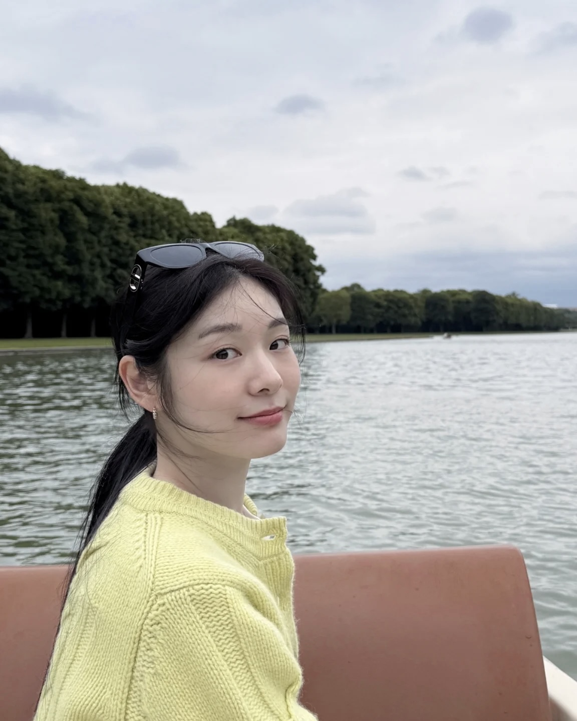 한눈에 반한 가디건☁️
가을 햇살처럼 따뜻한 비비안 웨스트우드 가디건 2가지☀️🤍
가을 무드를 더해줄 가디건, 지금 소개해드릴게요.
1. 비비안웨스트우드 베아 크롭 가디건, 70만 원대
코튼 소재의 크롭 기장으로, 멀티 컬러 오브 자수와 우드 버튼 장식이 포인트인 제품입니다. 넥라인의 잔잔한 스캘럽 디테일이 여성스러운 무드를 더해주는데요. 수지는 하이웨이스트 데님과 함께 매치해 산뜻하고 내추럴한 데일리룩을 완성했습니다.
2. 비비안웨스트우드 트위스트 가디건, 70만 원대
고급 울과 캐시미어 혼방 소재의 가디건으로, 변형 꽈배기 패턴이 유니크한 실루엣을 연출해줍니다. 김연아는 옐로 컬러의 가디건에 데님 팬츠와 선글라스를 매치해 세련되고 캐주얼 데일리룩을 완성했습니다. 이미지5