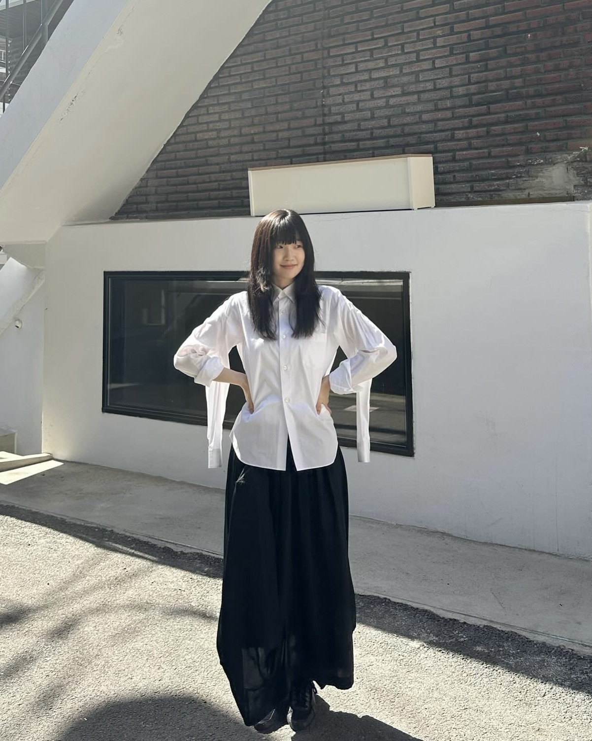 박소담 데일리룩엔 롱스커트 필수🎶
시크면서 세련된 블랙 롱스커트 코디👀🐈⬛오늘 룩에 활용해 보자 이미지4