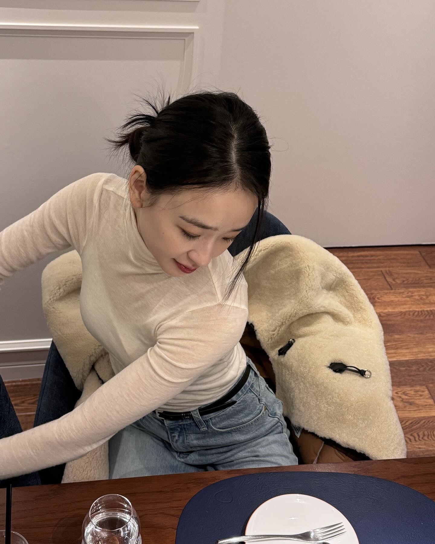오늘 헤어스타일링 뭐로 할까?🤔
자연스럽게 꾸안꾸 무드로 완성해 주는 로우번으로 묶자👀🧚🏻 이미지3
