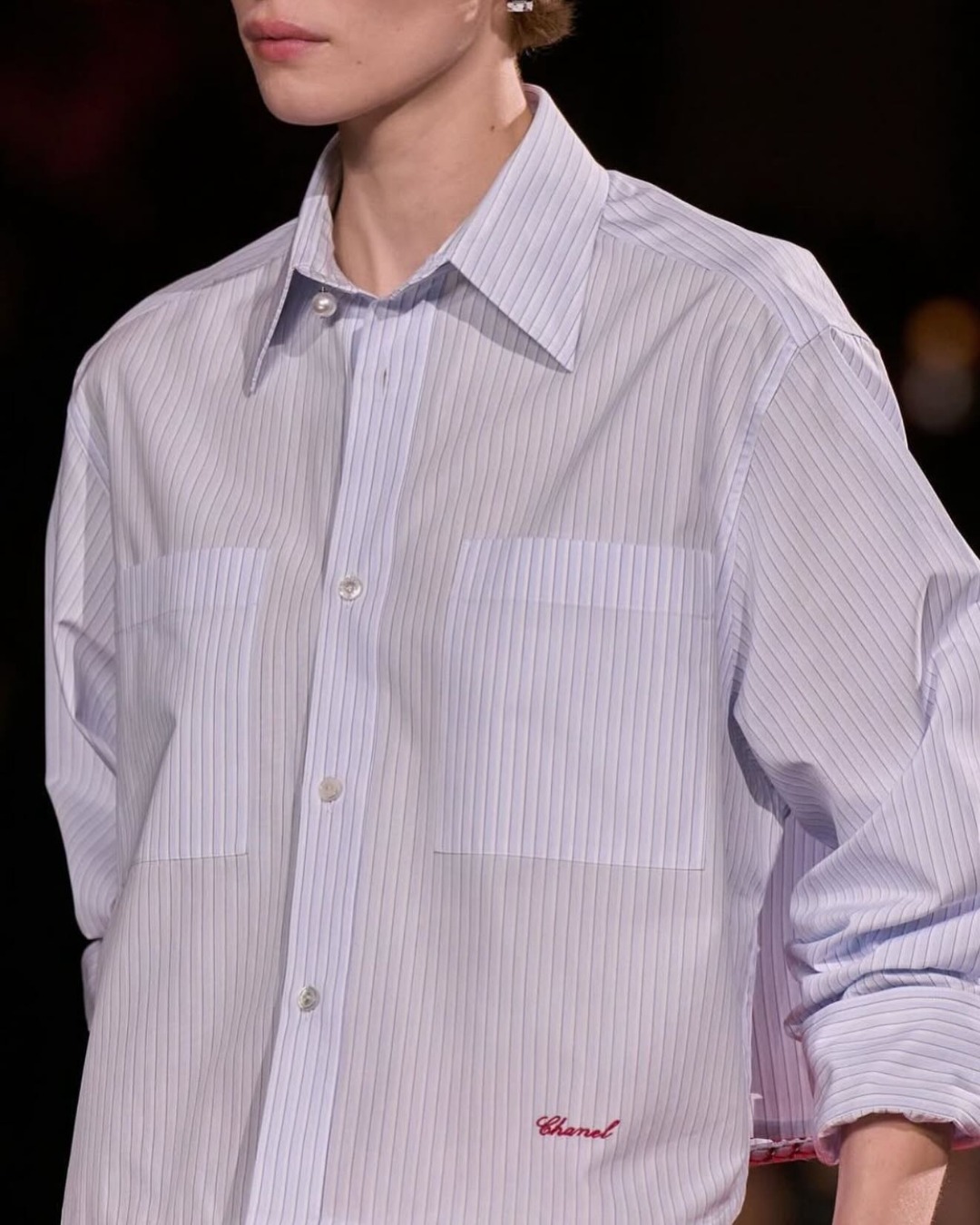 세상이 기다린🩷샤넬 x 니콜 키드먼
전설의 샤넬 향수 여신이 입은👔26년 유행 남성셔츠 분위기

니콜 키드먼이 돌아왔습니다. 그리고 샤넬은 그 귀환을 셔츠로 세상을 뒤흔들었습니다.2026년 파리 패션위크에서 공개된 샤넬의 봄, 여름 컬렉션 무대에 마티유 블라지의 첫 시즌을 상징하는 룩이 등장했습니다. 바로 샤르베와 콜라보한 셔츠입니다.

해당 아이템은 공개 전부터 패션계를 뒤흔든 룩 13과 룩 20인데요. 클래식과 현대적 볼륨이 절묘하게 공존하는 실루엣으로, 니콜 키드먼이 이를 완벽히 소화하며 이번 시즌 주목해야 할 아이템으로 자리 잡았습니다. 이미지9