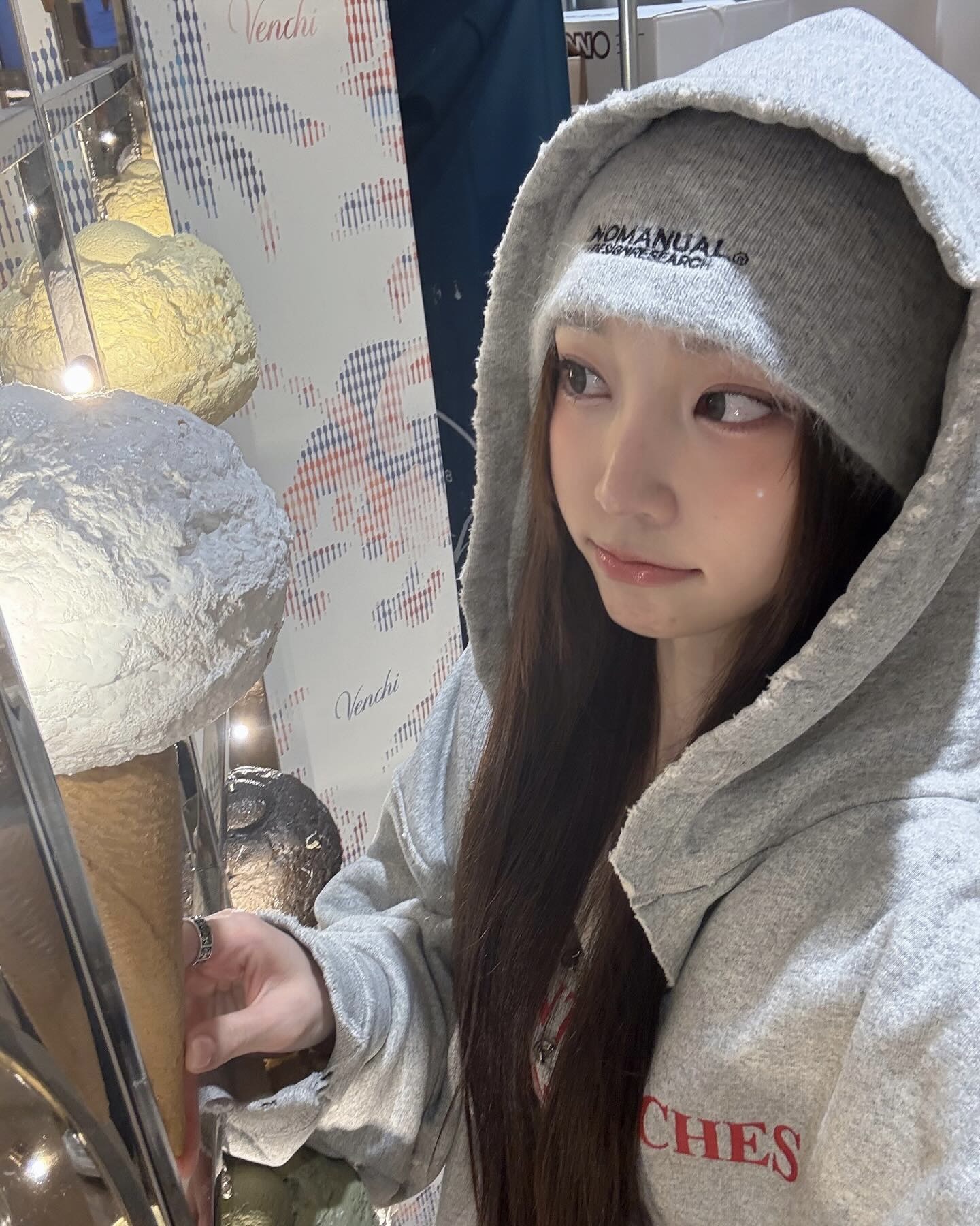 10월은 후드티의 계절🤎
한 번 보면 따라 입고 싶은 후드티 2가지🔎✨

가을에 입기 좋은 후드티 2가지, 지금 소개해드릴게요. 

1. 캐피탈 데빌 후디, 50만 원대
카리나가 착용한 아이템은 빈티지한 워싱감이 돋보이는 크롭 후디입니다. 컷오프된 소매단과 전면의 ‘Talkin’ Blues’ 프린트가 포인트인데요. 티셔츠를 레이어드하고 까르띠에 시계와 선글라스를 매치해 내추럴한 데일리룩을 완성했습니다.

2. 앙팡 리쉬 데프리메 클래식 로고 후디, 200만 원대
영서가 착용한 아이템은 빈티지한 텍스처가 돋보이는 후디입니다. 여유 있는 실루엣에 레드 로고가 포인트를 더해주는데요. 체크 미니스커트와 비니를 매치해 스트릿한 데일리룩을 완성했습니다. 이미지7