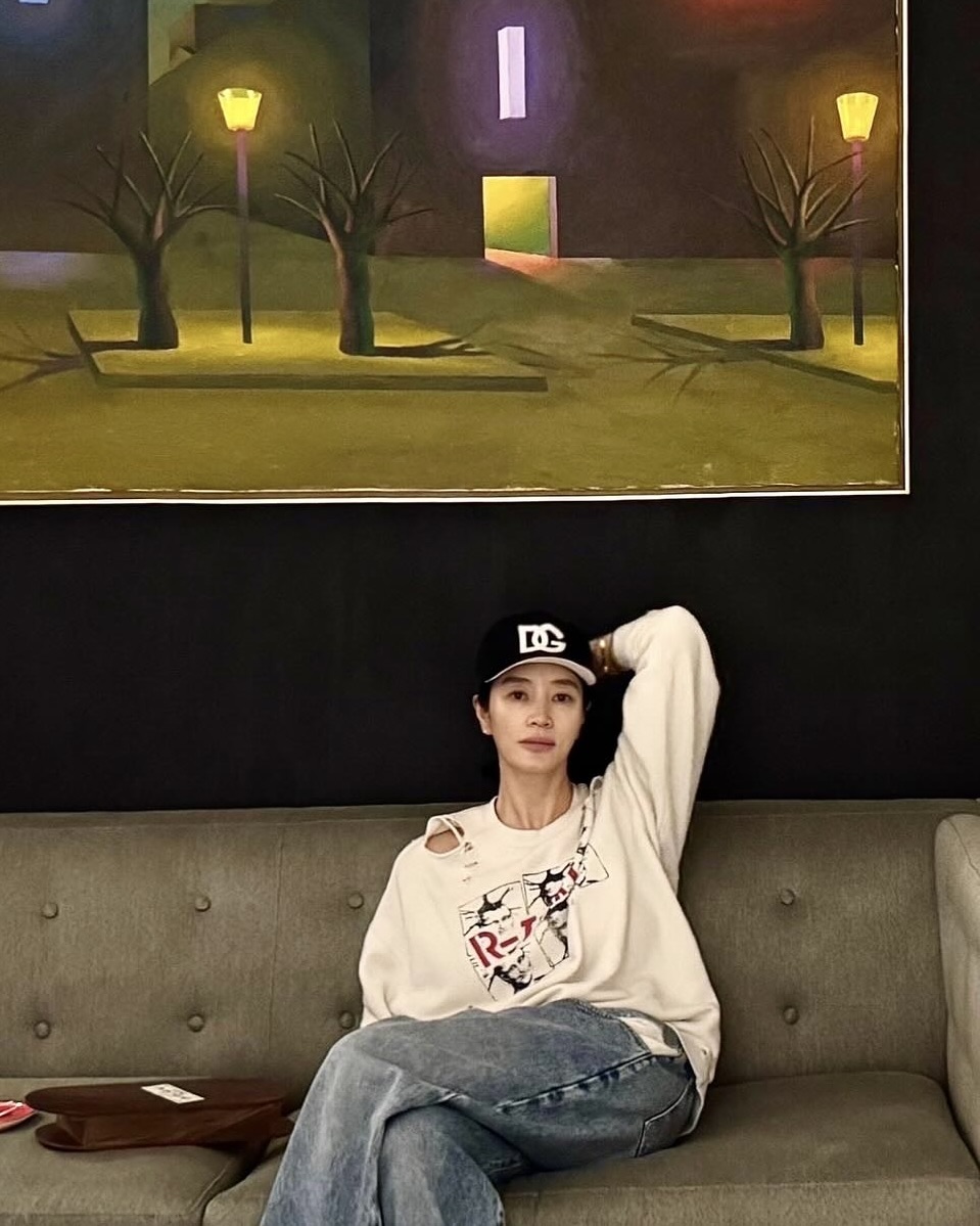 어떤 맨투맨이 취향이세요?🤔
무지? 그래픽?취향대로 고르는 맨투맨🔍👀같이 확인해 보자
어떤 맨투맨 살지 고민이라면 이 맨투맨 2가지를 참고해 보세요.
1. 알써틴 모나 리사 모버사이즈 스웻셔츠, 50만 원대
김혜수가 착용한 오버핏 맨투맨은 전체적으로 구멍과 헤짐 가공 디테일이 들어가 빈티지한 느낌을 주며 그래픽 로고 프린트가 돋보이죠. 김혜수는 볼캡과 데님 팬츠와 매치해 트렌디한 스트릿룩을 완성했습니다.
2. 이자벨 마랑 샤드 스웨트셔츠, 50만 원대
손연재가 착용한 루즈핏 실루엣의 맨투맨은 가벼운 면 소재로 가슴 부위의 심플한 브랜드 로고 디테일만 있어 데일리하게 입기 좋죠. 손연재는 액세서리를 포인트 주어 세련된 무드를 더했습니다. 이미지3