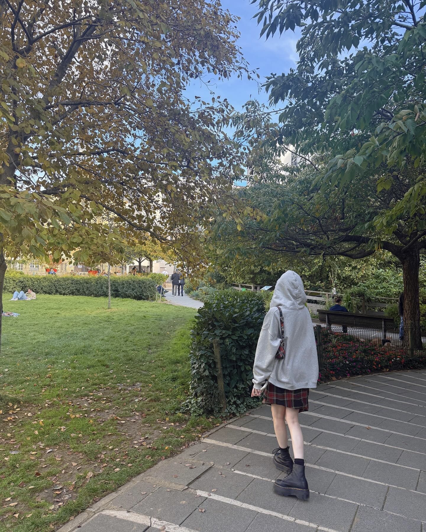 10월은 후드티의 계절🤎
한 번 보면 따라 입고 싶은 후드티 2가지🔎✨

가을에 입기 좋은 후드티 2가지, 지금 소개해드릴게요. 

1. 캐피탈 데빌 후디, 50만 원대
카리나가 착용한 아이템은 빈티지한 워싱감이 돋보이는 크롭 후디입니다. 컷오프된 소매단과 전면의 ‘Talkin’ Blues’ 프린트가 포인트인데요. 티셔츠를 레이어드하고 까르띠에 시계와 선글라스를 매치해 내추럴한 데일리룩을 완성했습니다.

2. 앙팡 리쉬 데프리메 클래식 로고 후디, 200만 원대
영서가 착용한 아이템은 빈티지한 텍스처가 돋보이는 후디입니다. 여유 있는 실루엣에 레드 로고가 포인트를 더해주는데요. 체크 미니스커트와 비니를 매치해 스트릿한 데일리룩을 완성했습니다. 이미지8